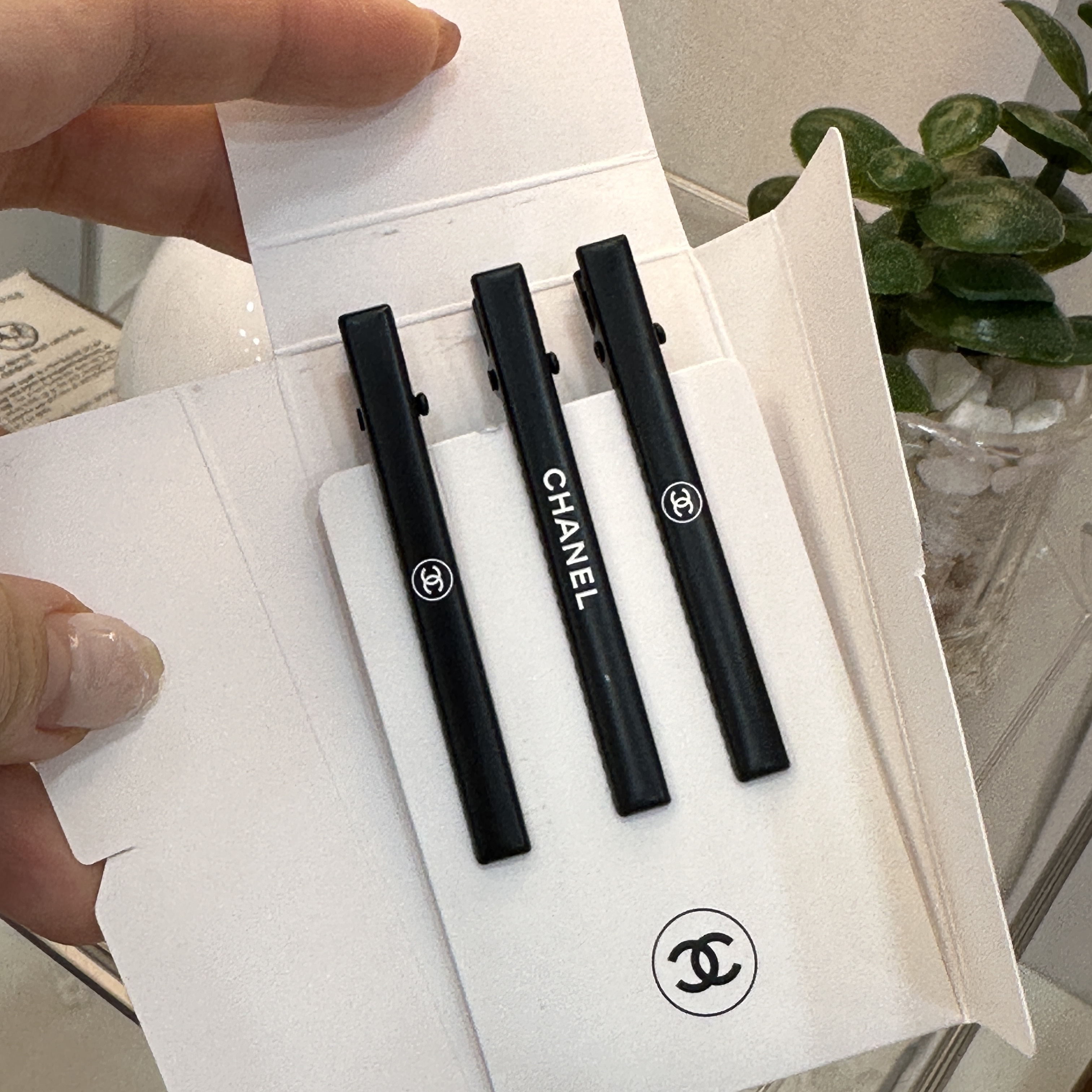 (W) Chanel Beauty Hair Clip & Black 착용 스타일 - 4