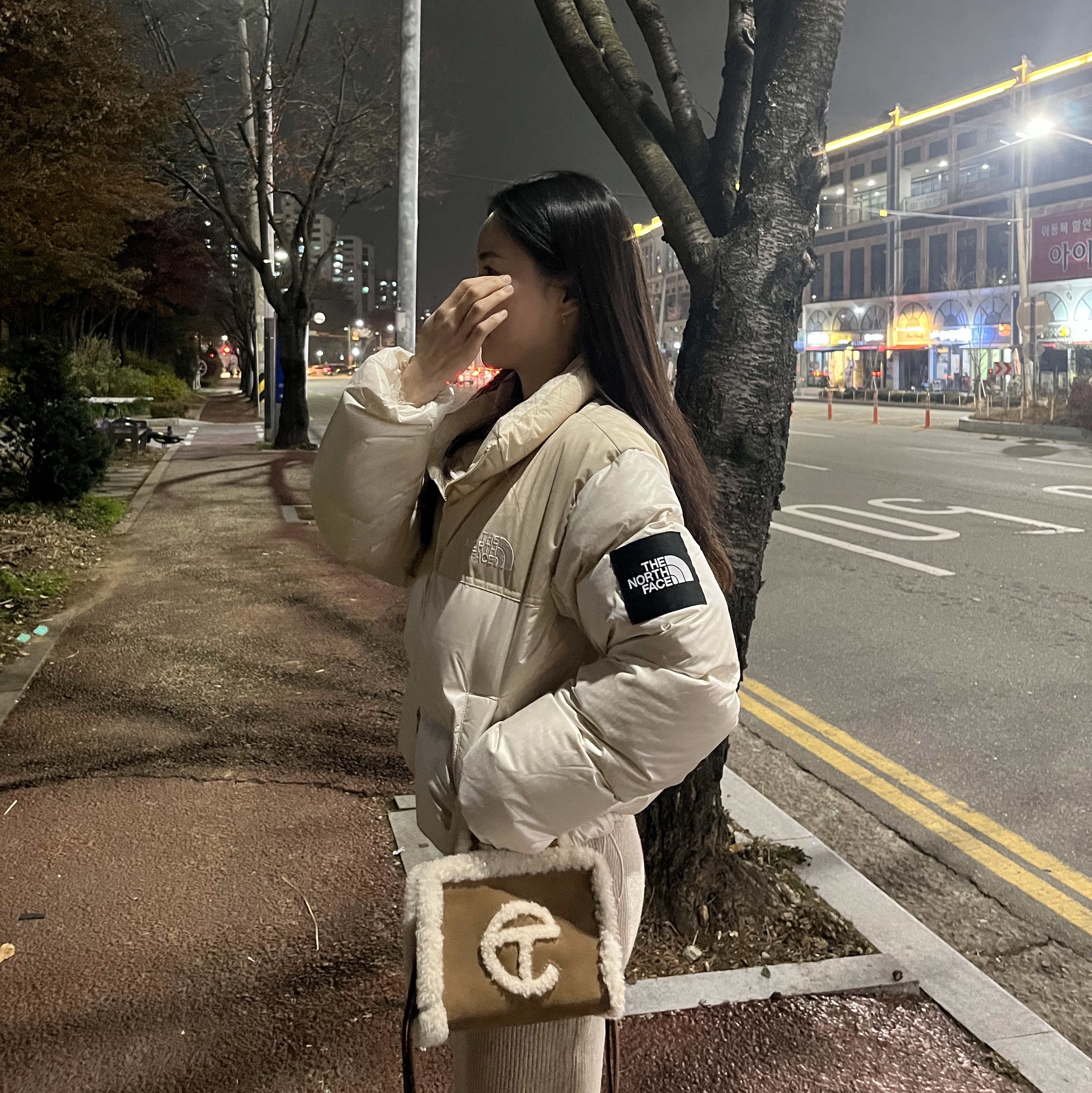 (W) UGG Funkette Slides Chestnut, Telfar x UGG Small Shopping Bag Chestnut 착용 스타일 - 2