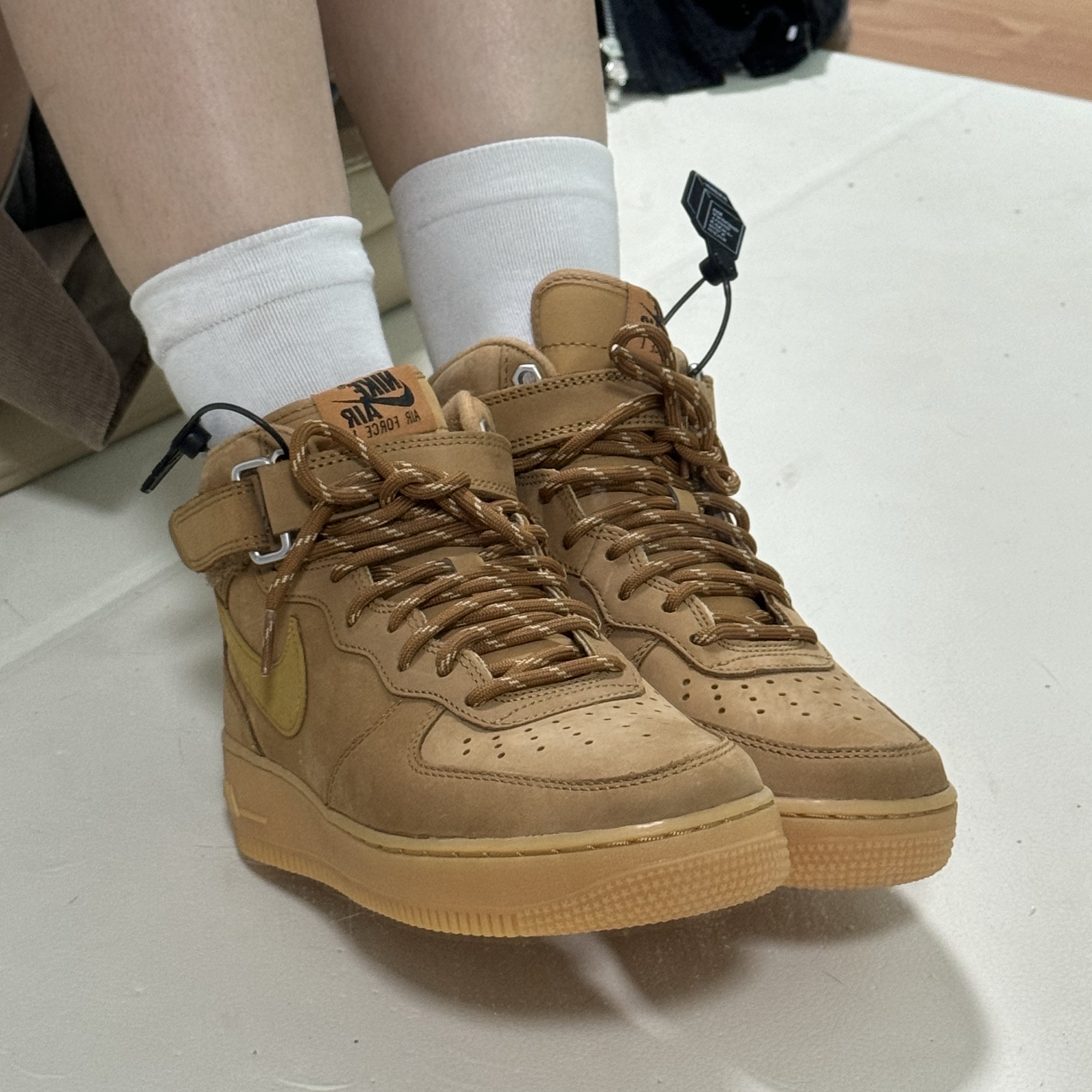 Nike Air Force 1 Mid '07 WB Flax 착용 스타일 - 2