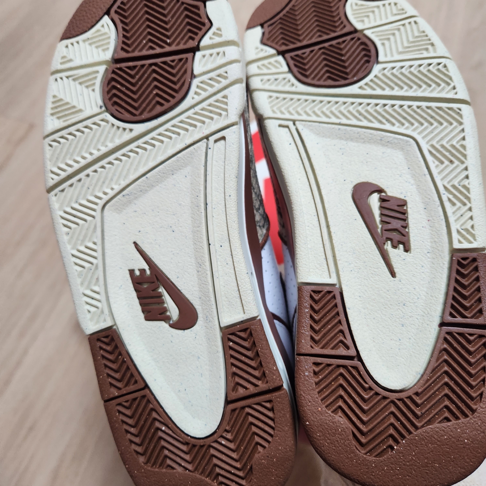 Nike x Stussy Air Flight 89 Low White and Pecan 착용 스타일 - 3