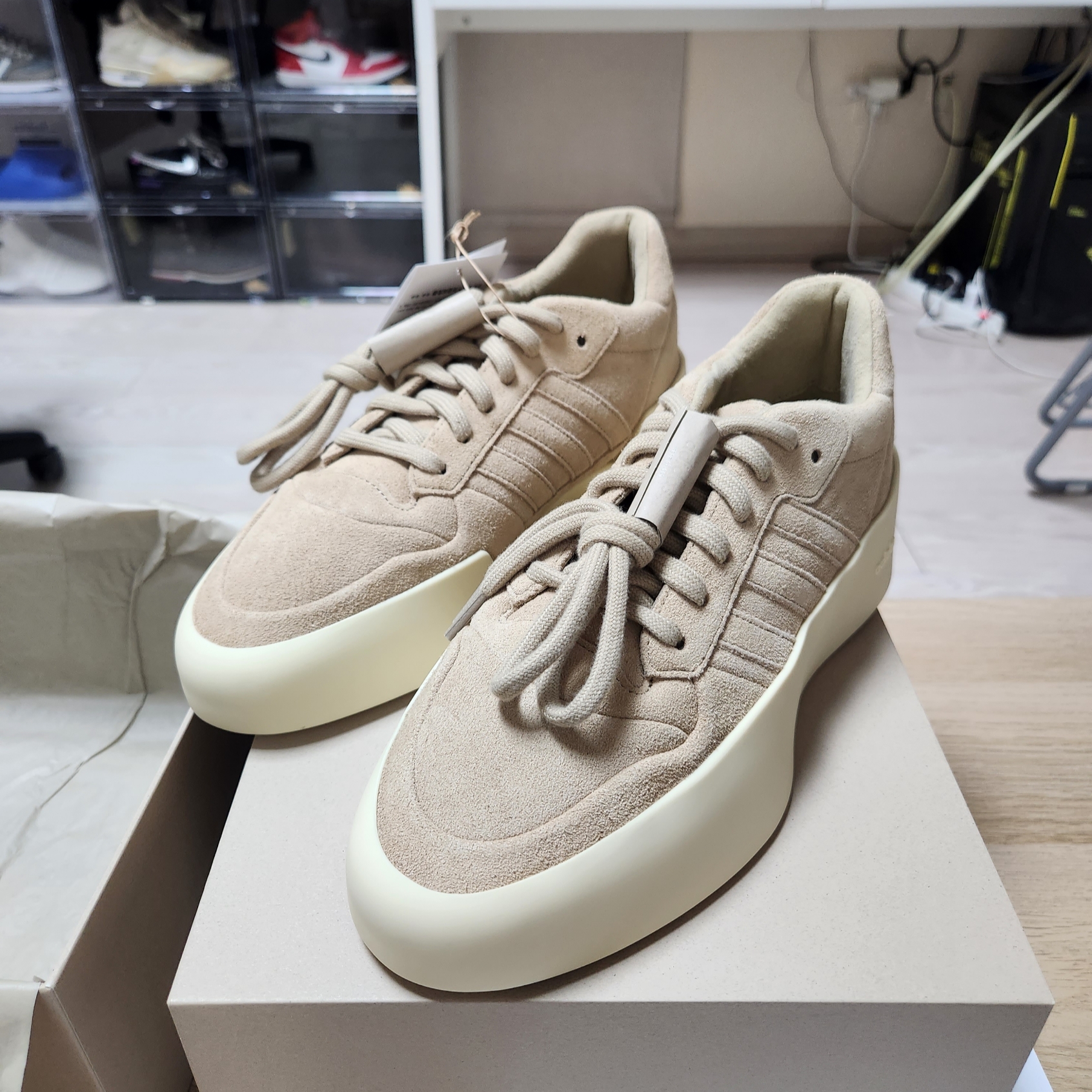 Adidas x Fear of God Athletics 86 Low Clay 착용 스타일 - 1