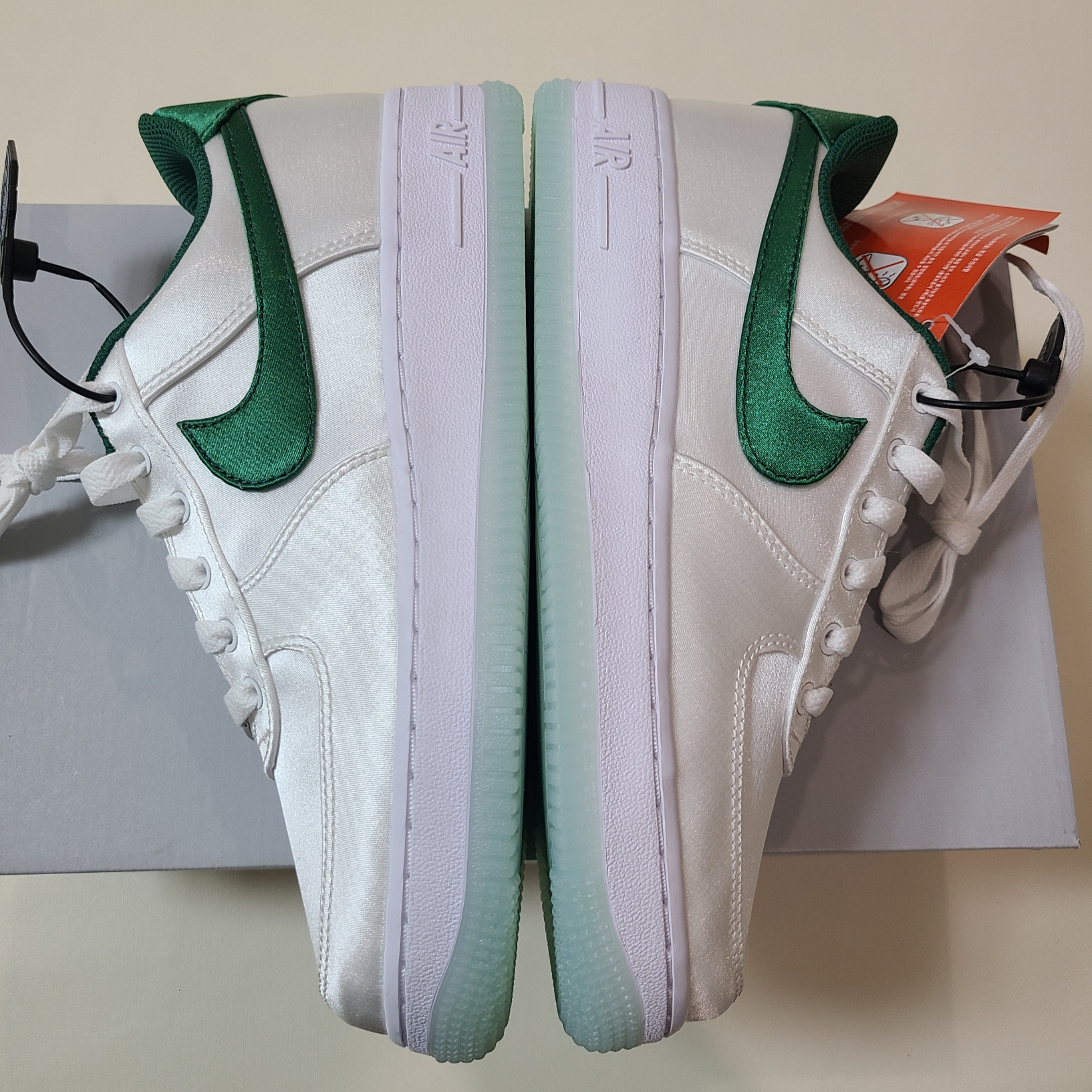 (W) Nike Air Force 1 '07 Essential White Pine Green 착용 스타일 - 3