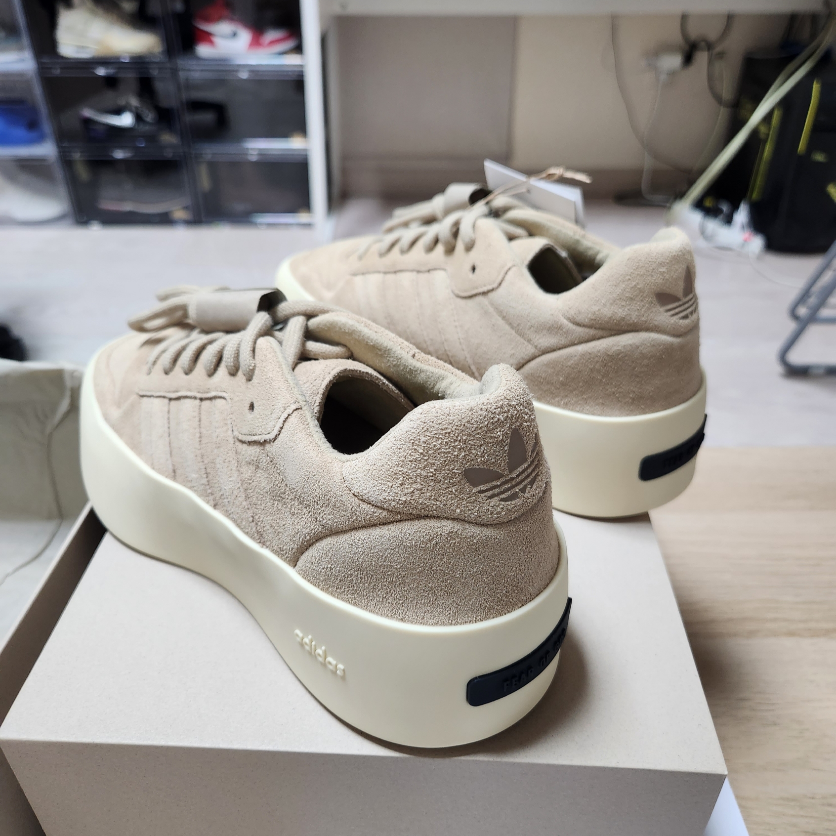 Adidas x Fear of God Athletics 86 Low Clay 착용 스타일 - 3