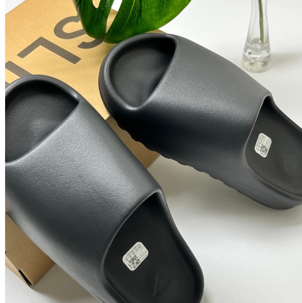 Adidas Yeezy Slide Onyx 착용 스타일