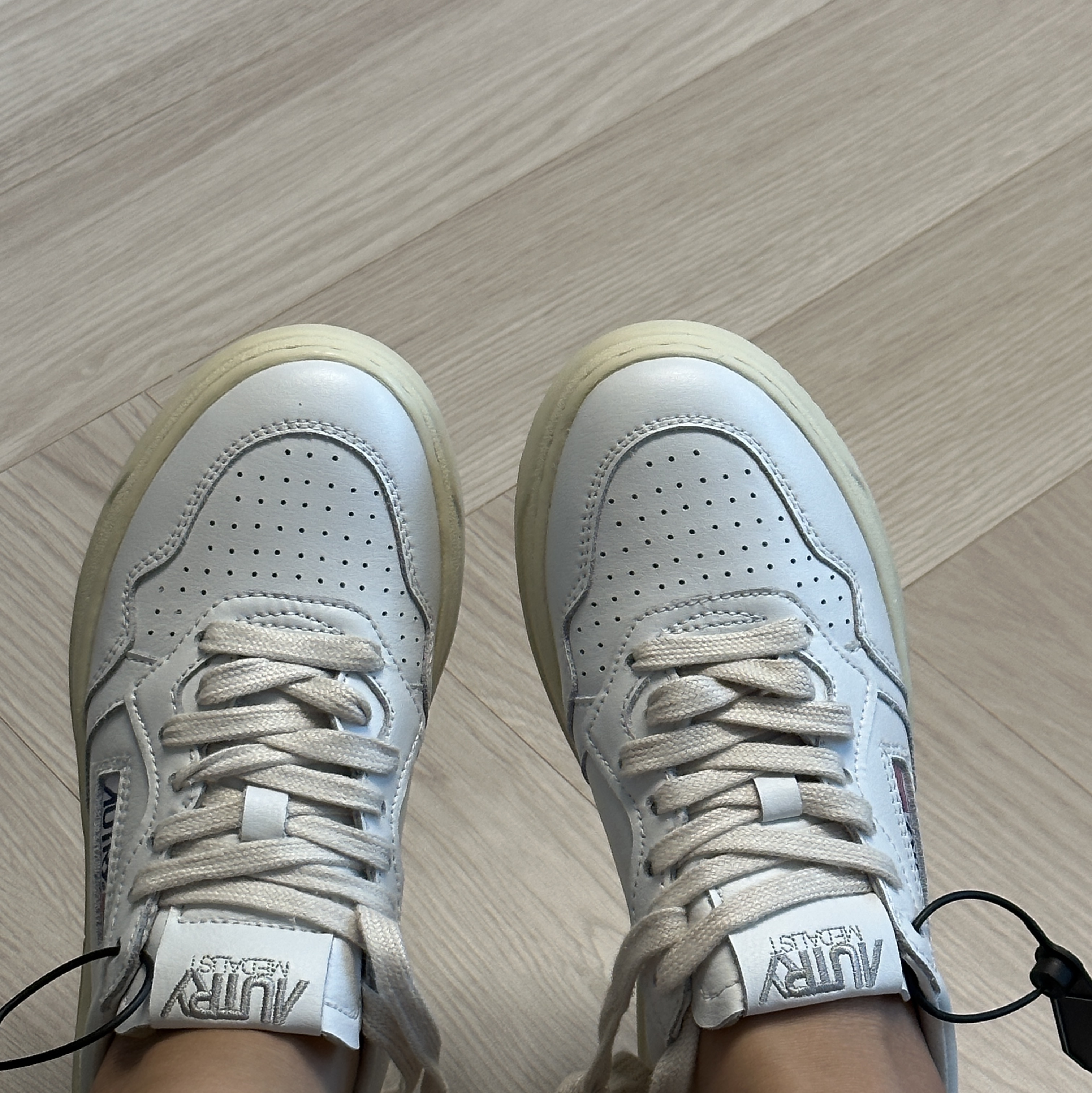 (W) Autry Medalist Low Leather Sneakers White Blue 착용 스타일