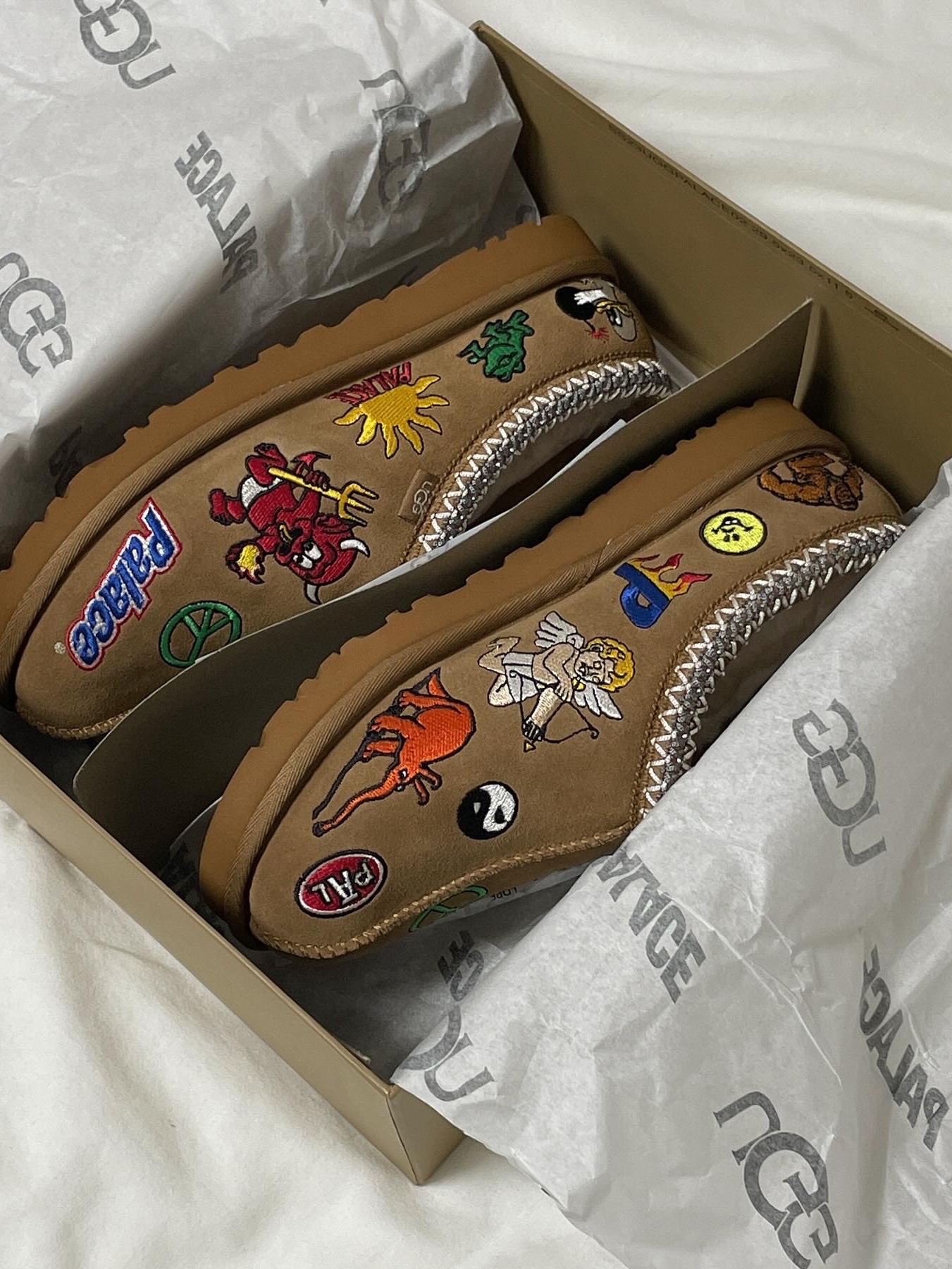 UGG x Palace Tasman Slipper Chestnut 착용 스타일 - 2