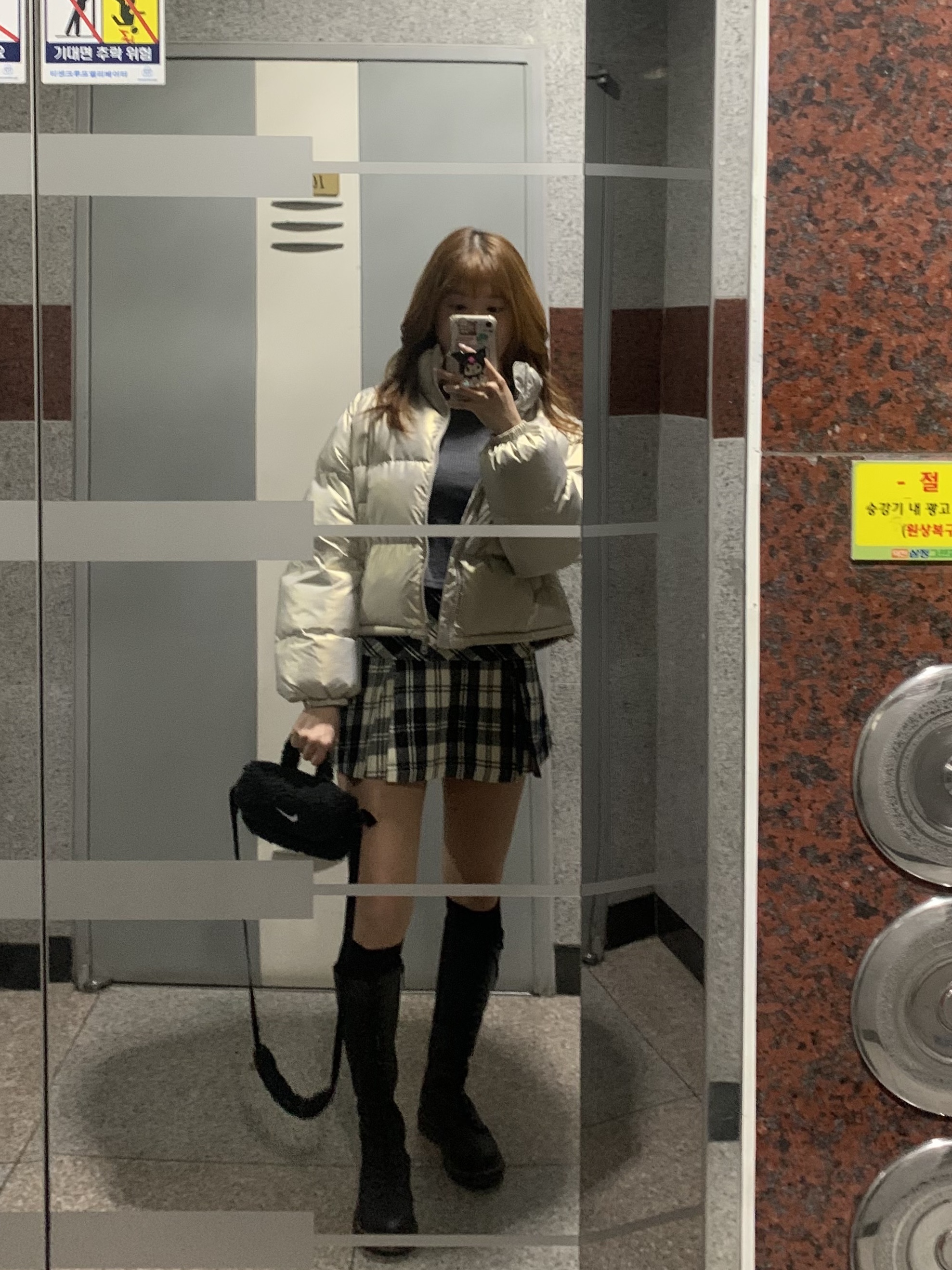 (W) Dr. Martens 1B60 Boots Black, (Kids) Nike NSW Faux Fur Crossbody Bag Black 착용 스타일