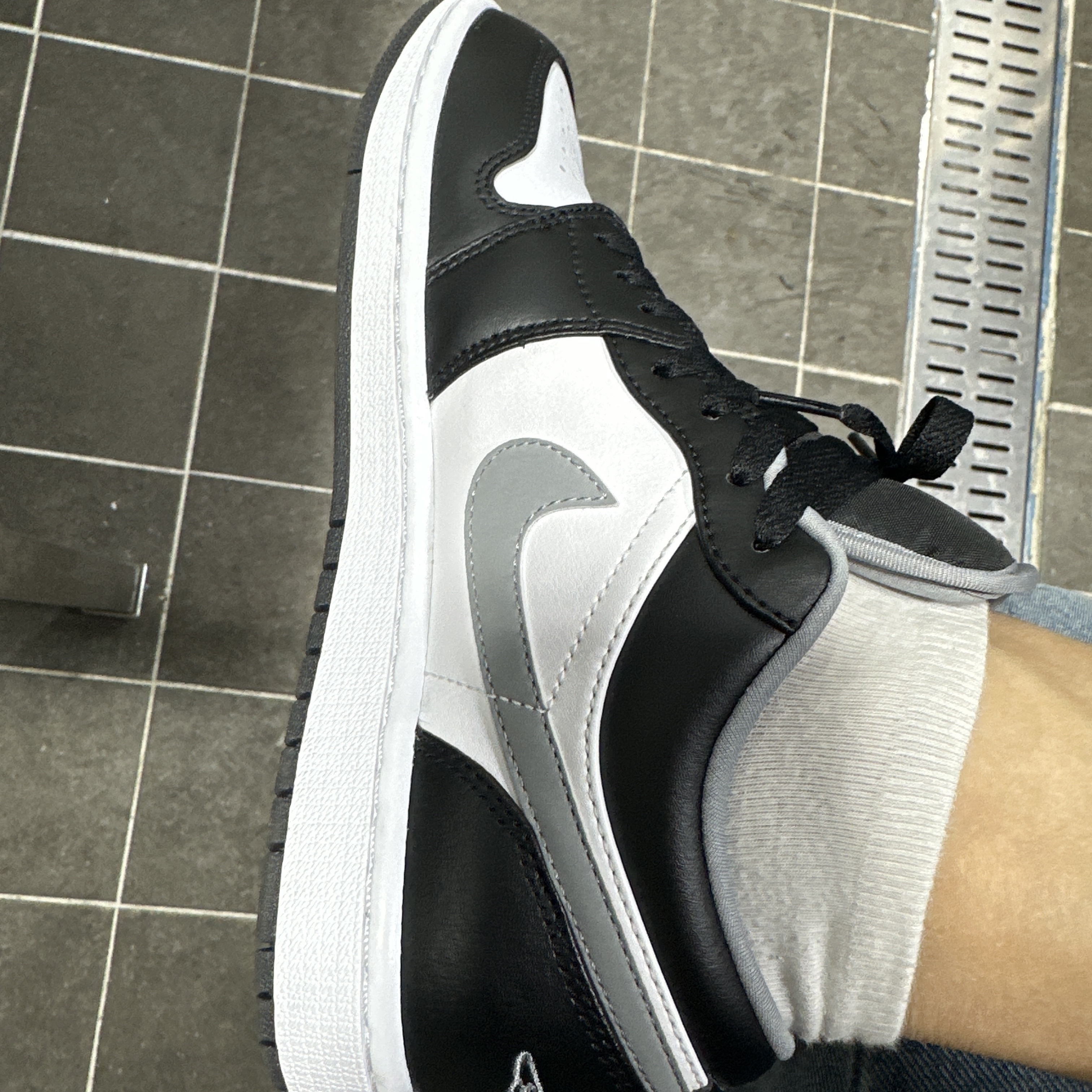 Jordan 1 Low Black Particle Grey 착용 스타일 - 1