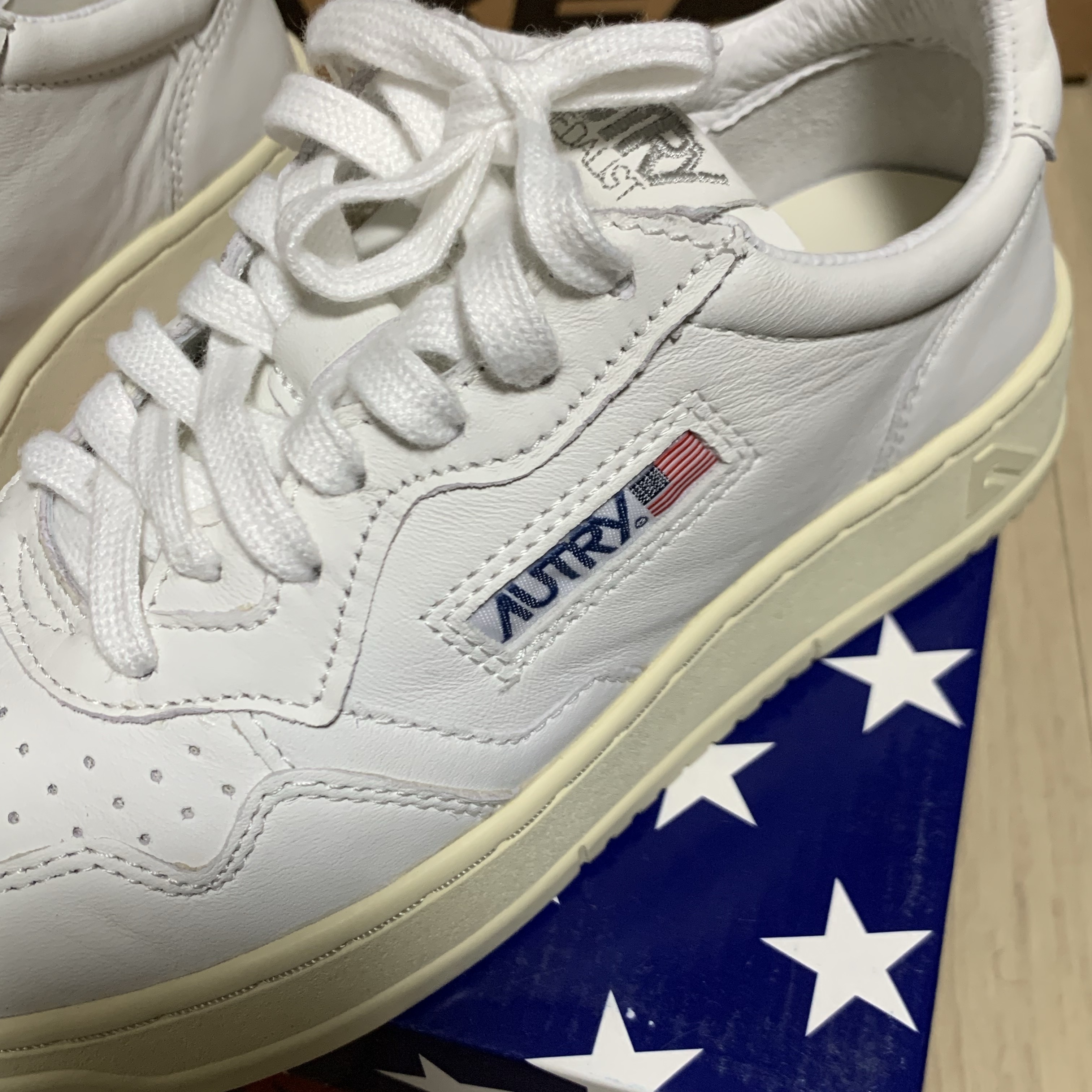 (W) Autry Medalist Low Goatskin Sneakers White 착용 스타일