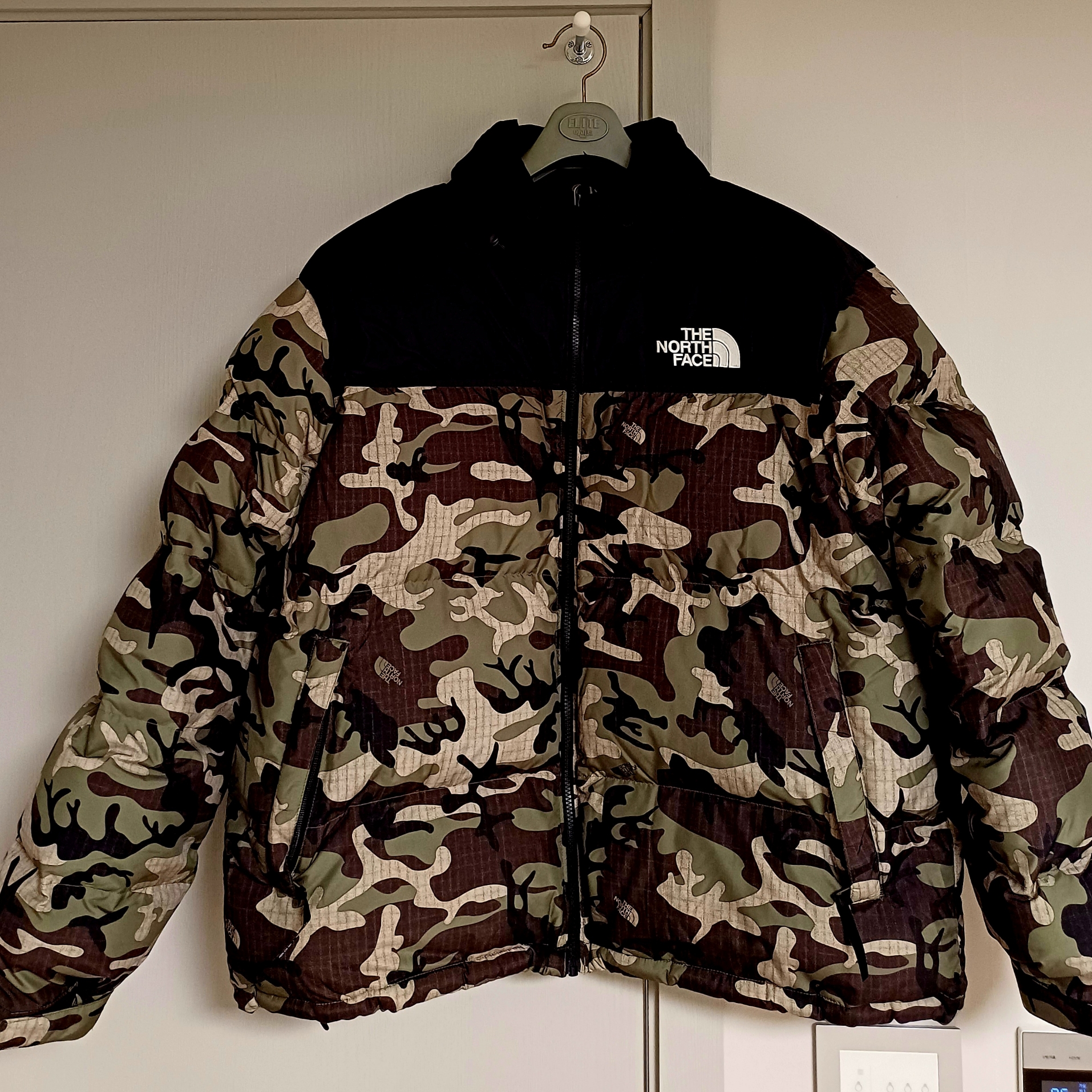 The North Face 1996 Novelty Nuptse Jacket Khaki 착용 스타일 - 3