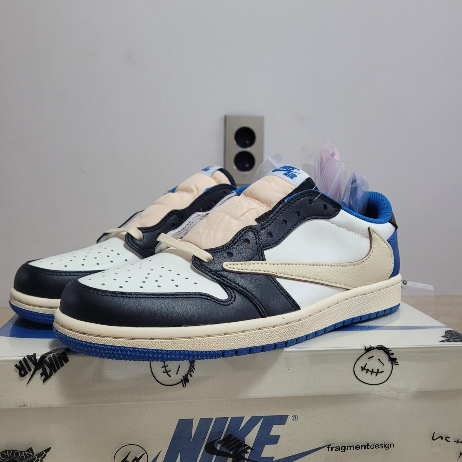Jordan 1 x Travis Scott x Fragment Retro Low OG SP Military Blue 착용 스타일