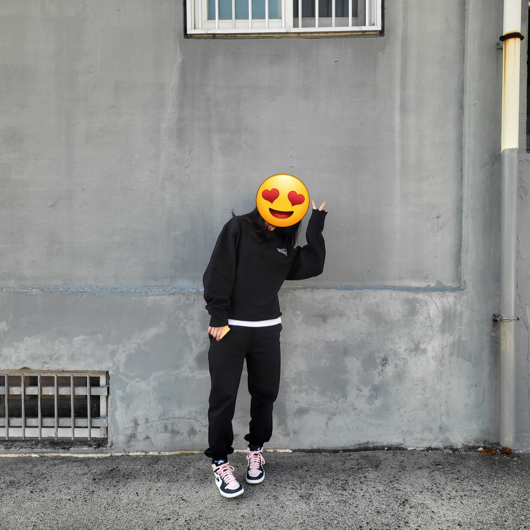 Nike x Stussy NRG Washed Fleece Crewneck Black (DO5310-010), (W) Jordan 1 Retro High OG Atmosphere 착용 스타일