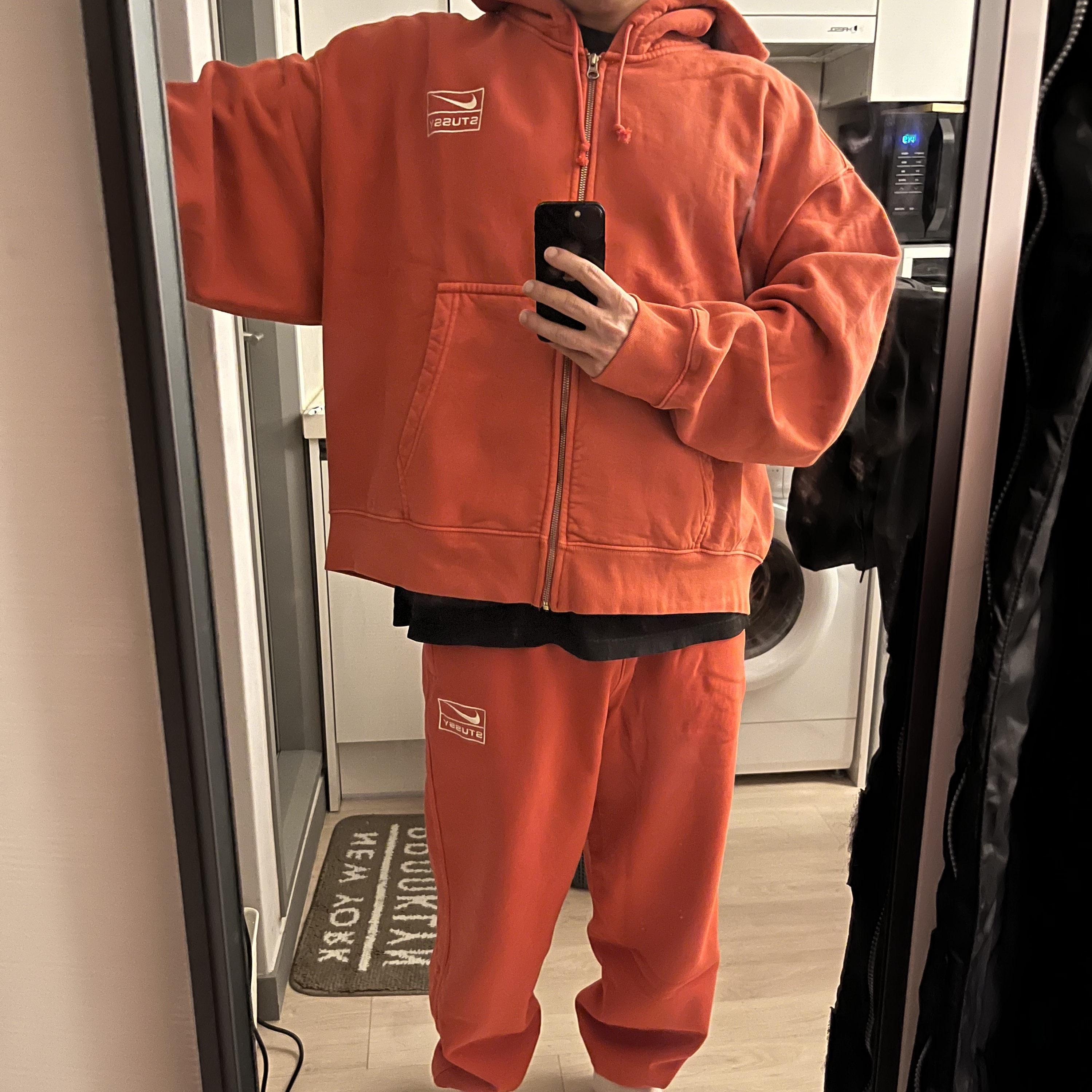 Nike x Stussy Full Zip Pigment Dyed Fleece Hoodie Habanero Red (FJ9161-642), Nike x Stussy Pigment Dyed Fleece Pants Habanero Red (FJ9157-642) 착용 스타일 - 2