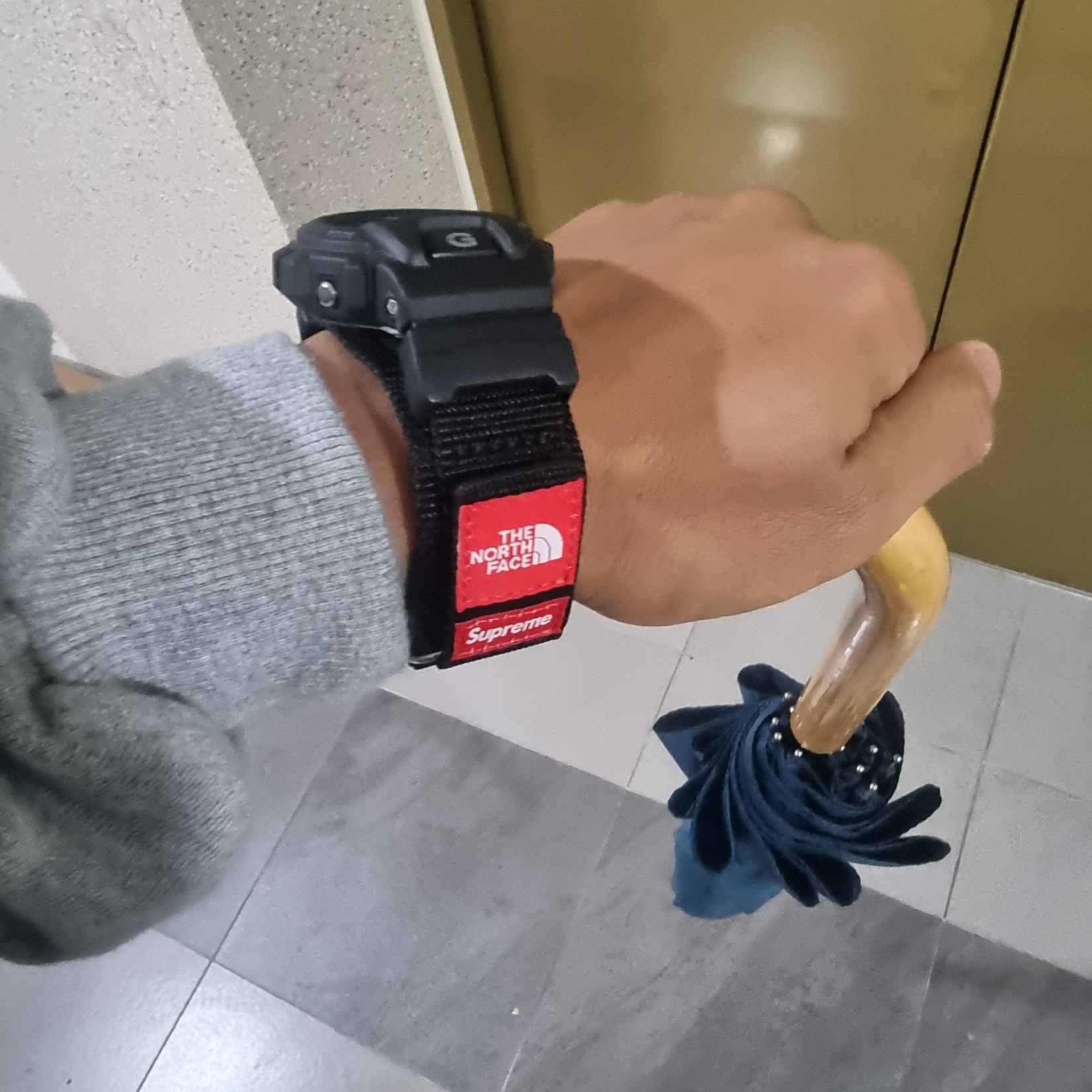 Casio G-Shock x Supreme x The North Face DW-6900 Black 착용 스타일