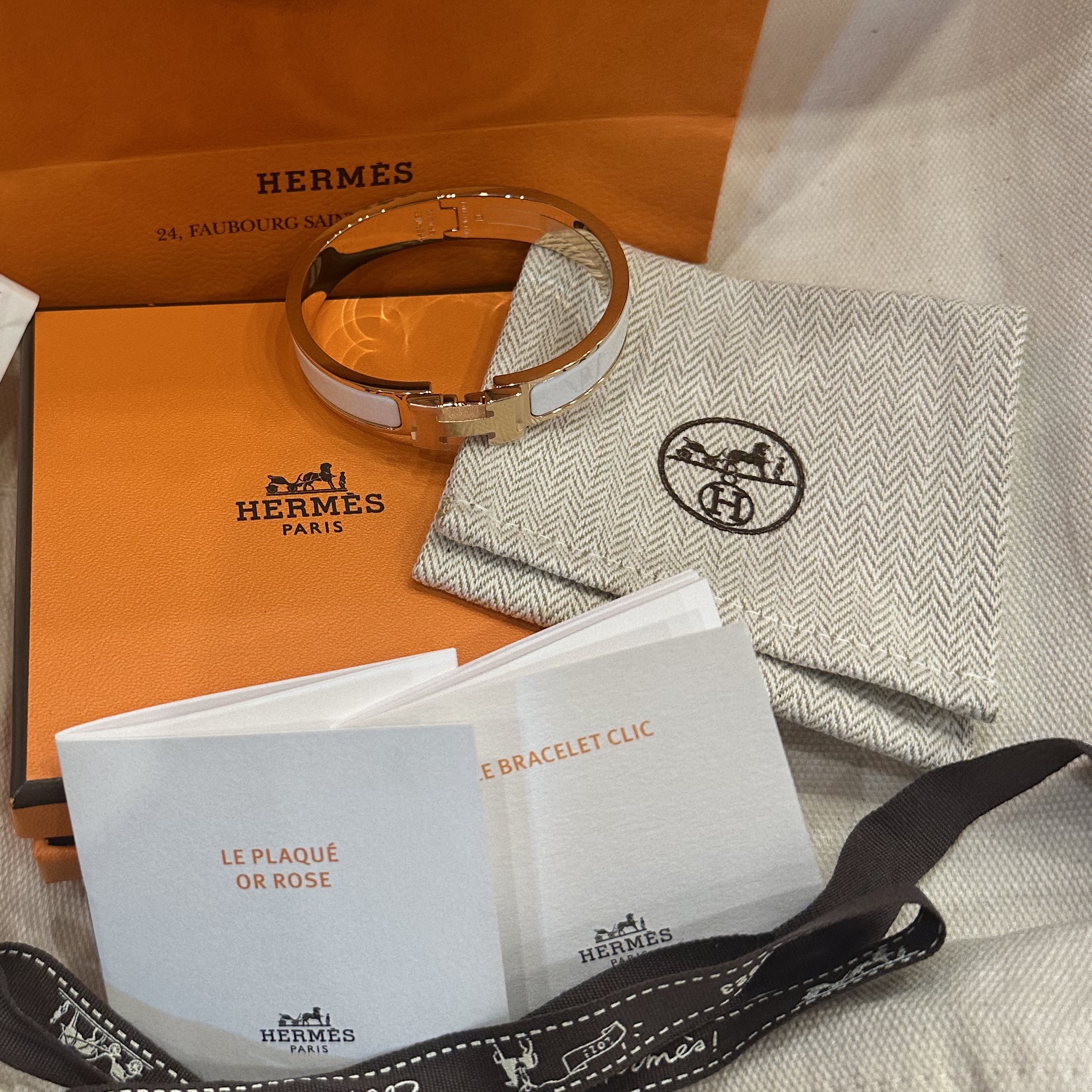 (W) Hermes Clic H Bracelet Rose Gold & Blanc 착용 스타일 - 2
