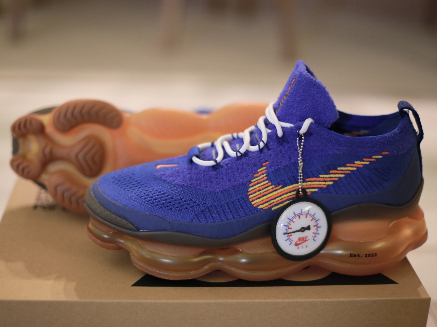 Nike Air Max Scorpion Flyknit SE Racer Blue Safety Orange 착용 스타일 - 4