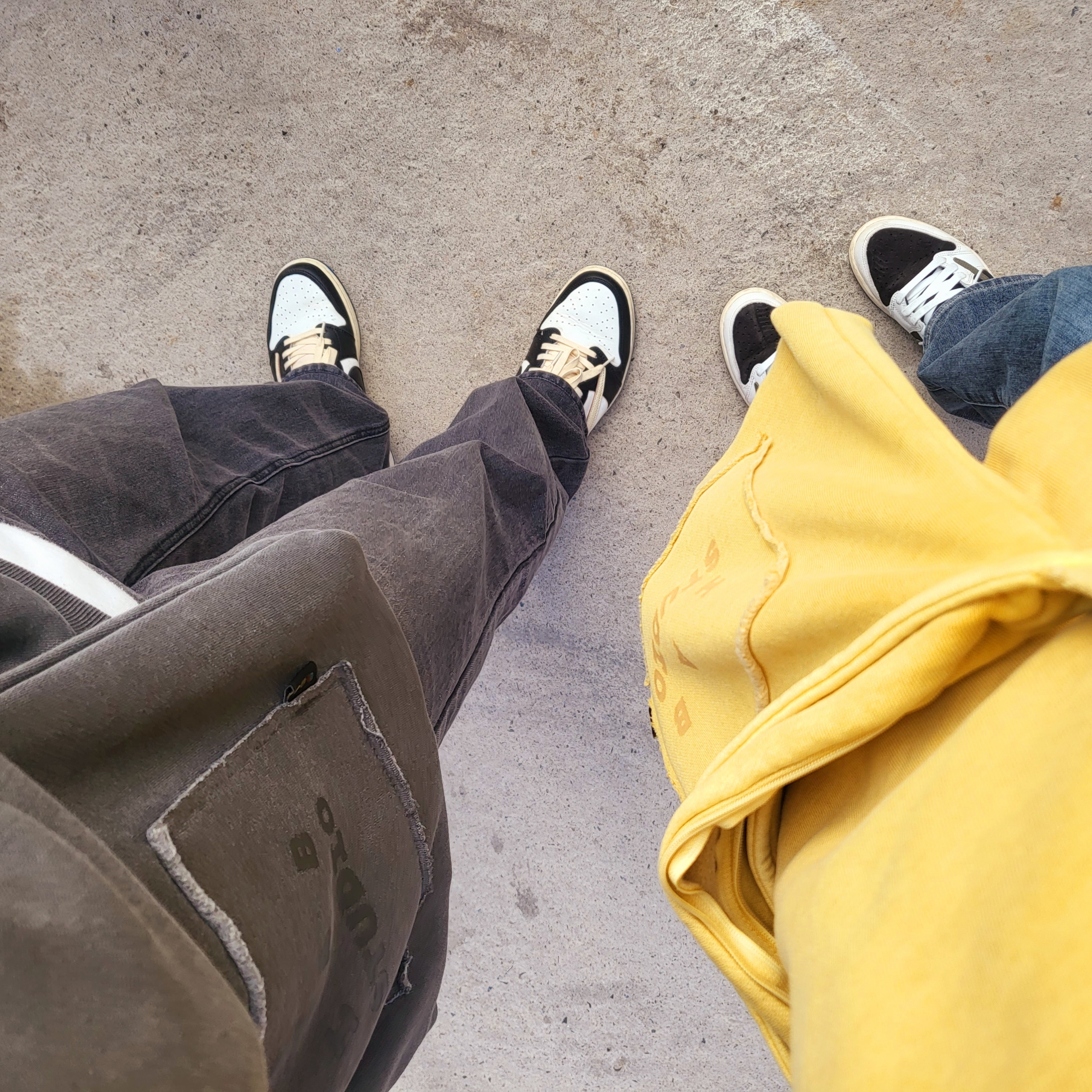 IAB Studio Pigment Sweatshirt & Mini Bag Mustard 착용 스타일 - 2