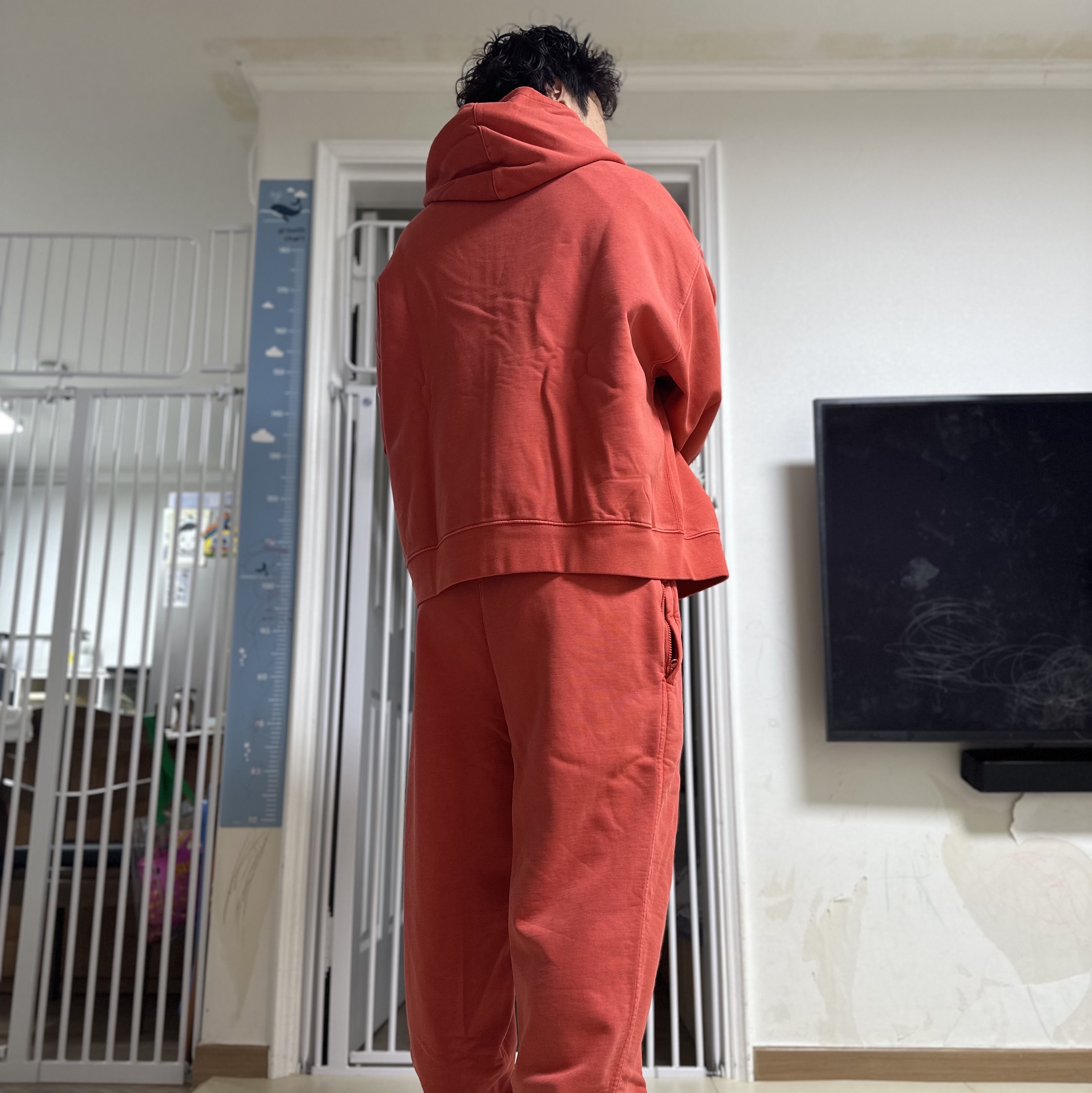 Nike x Stussy Full Zip Pigment Dyed Fleece Hoodie Habanero Red (FJ9161-642), Nike x Stussy Pigment Dyed Fleece Pants Habanero Red (FJ9157-642) 착용 스타일 - 1