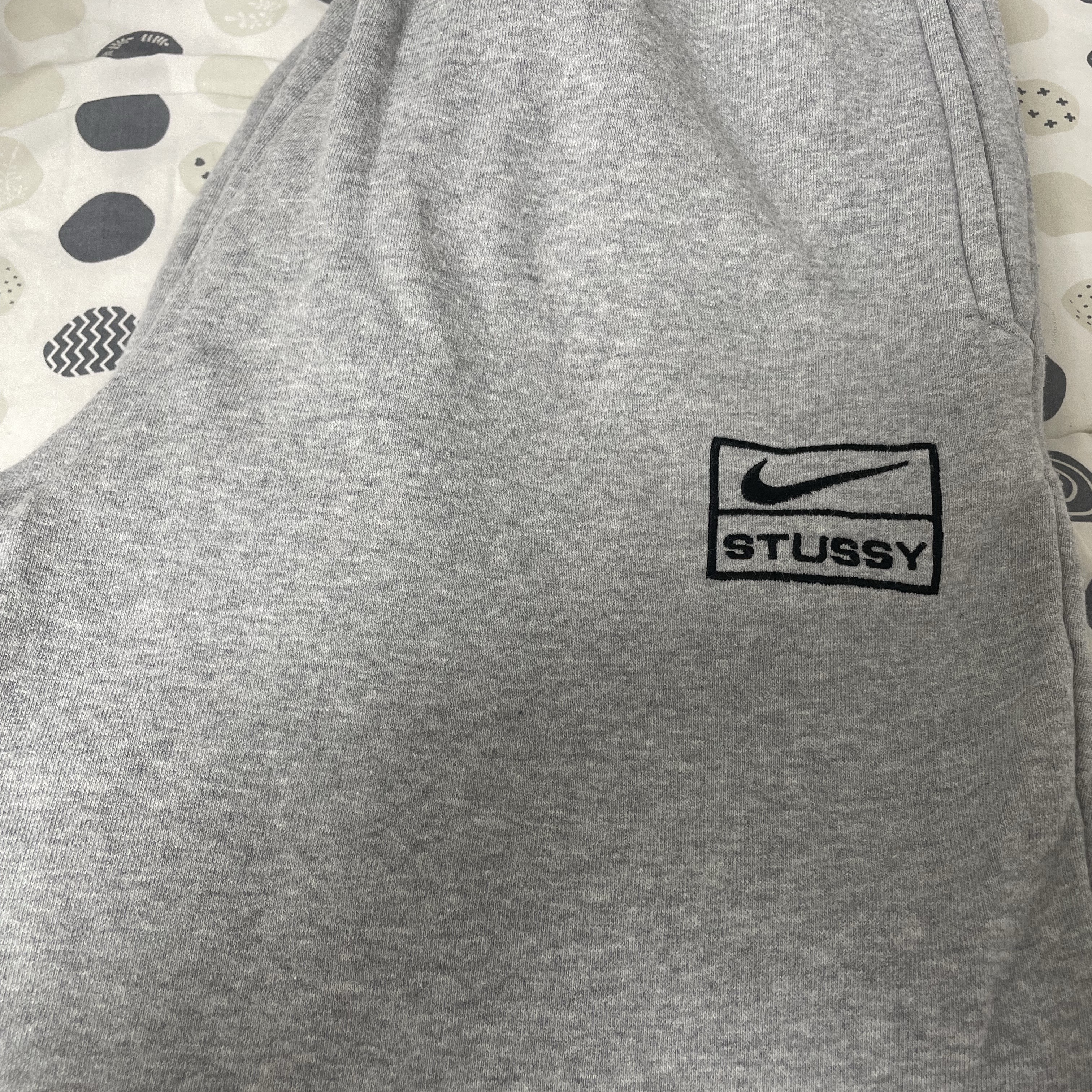 Nike x Stussy NRG Fleece Pants Dark Grey Heather (DO9340-063) 착용 스타일