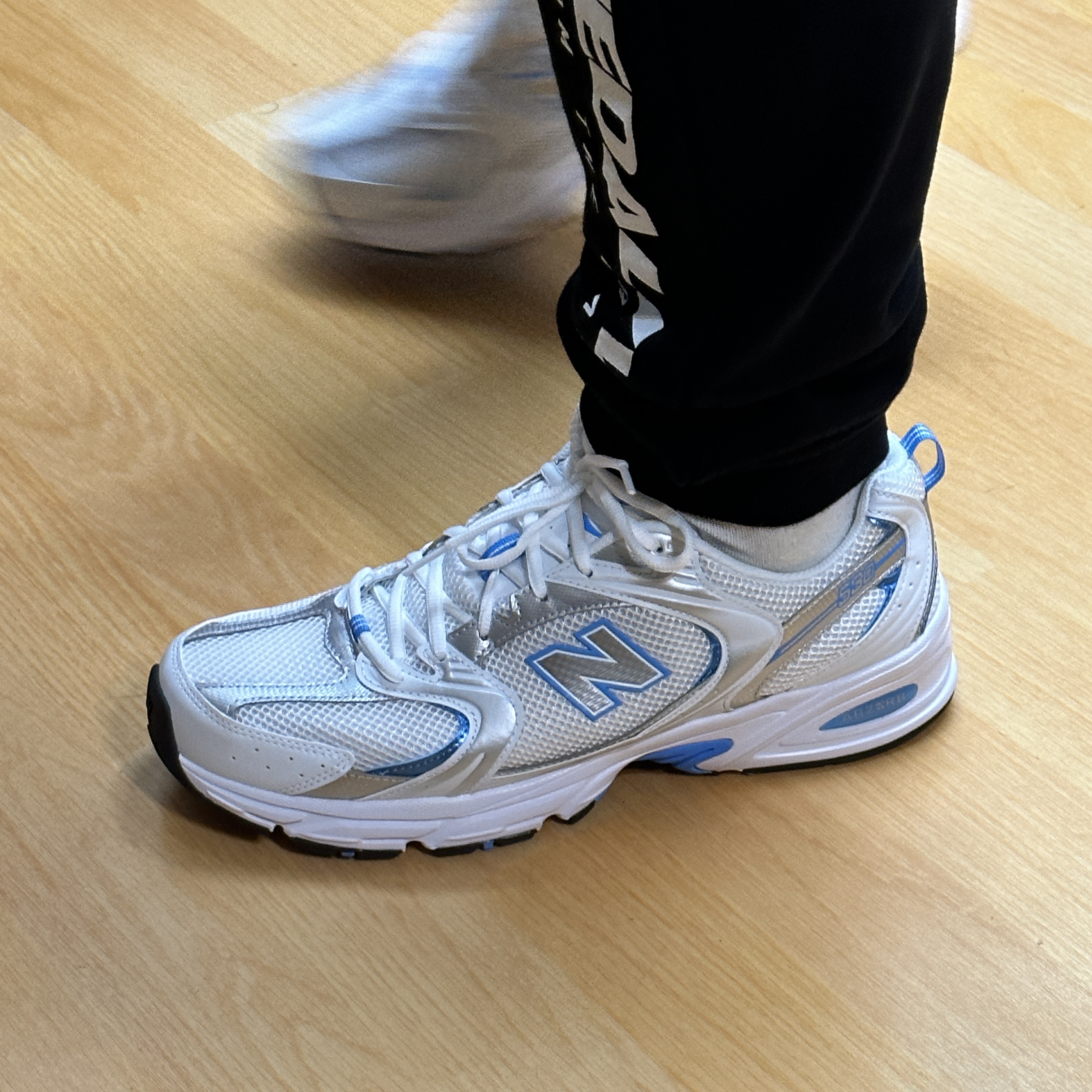 New Balance 530 Sky Blue 착용 스타일 - 3