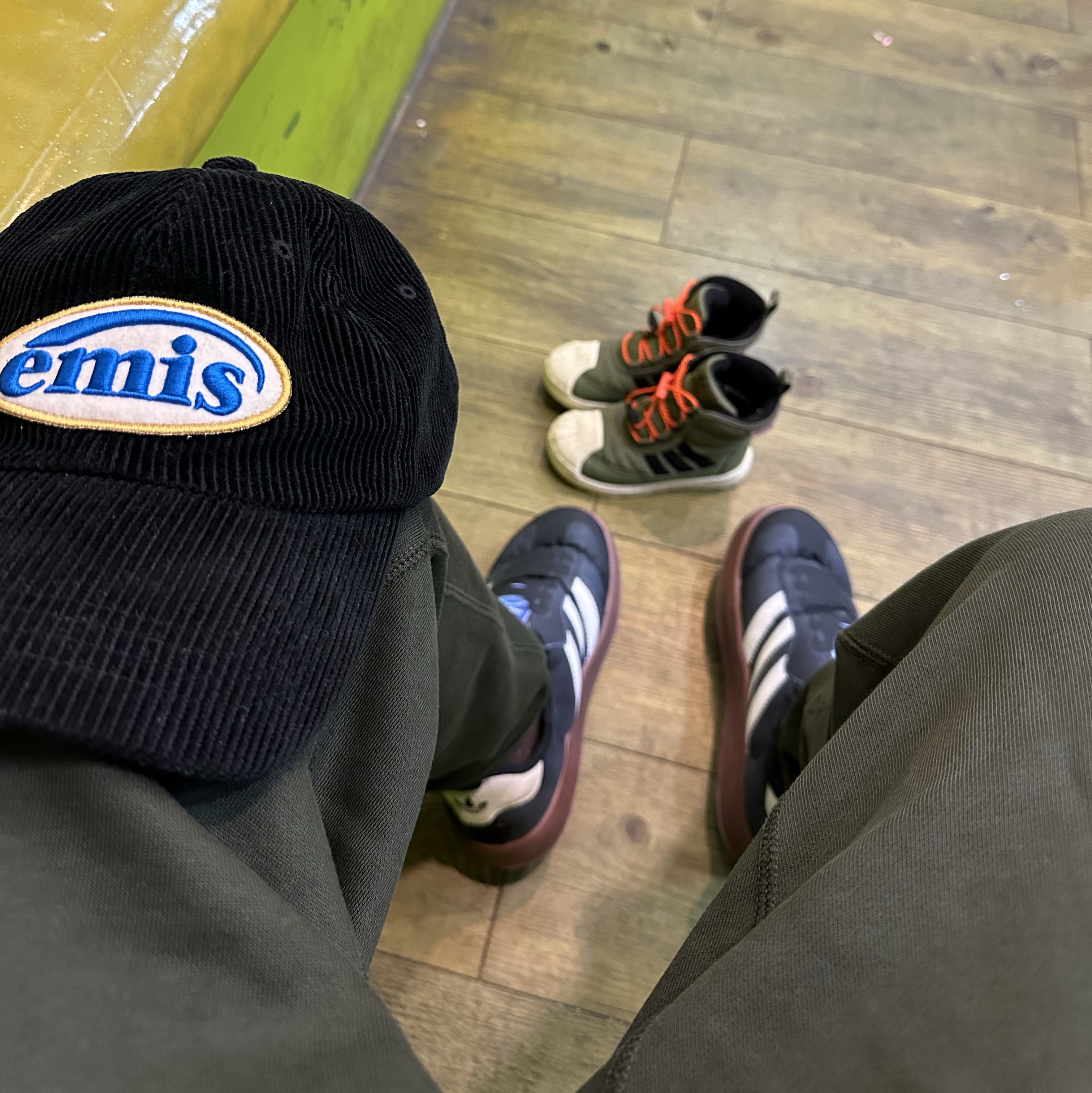 Emis Corduroy Wappen Ball Cap Black, Adidas Puffylette Samba Core Black 착용 스타일