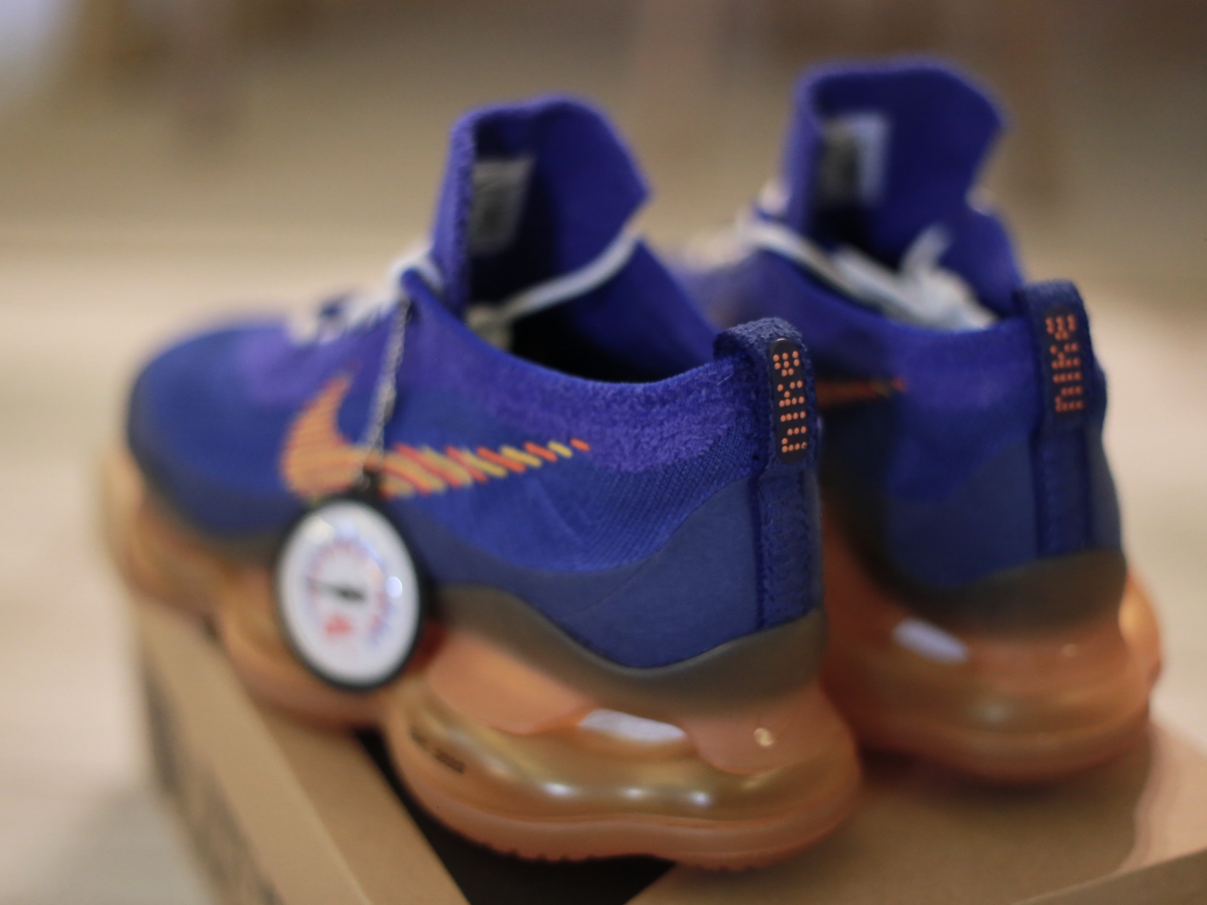Nike Air Max Scorpion Flyknit SE Racer Blue Safety Orange 착용 스타일 - 3