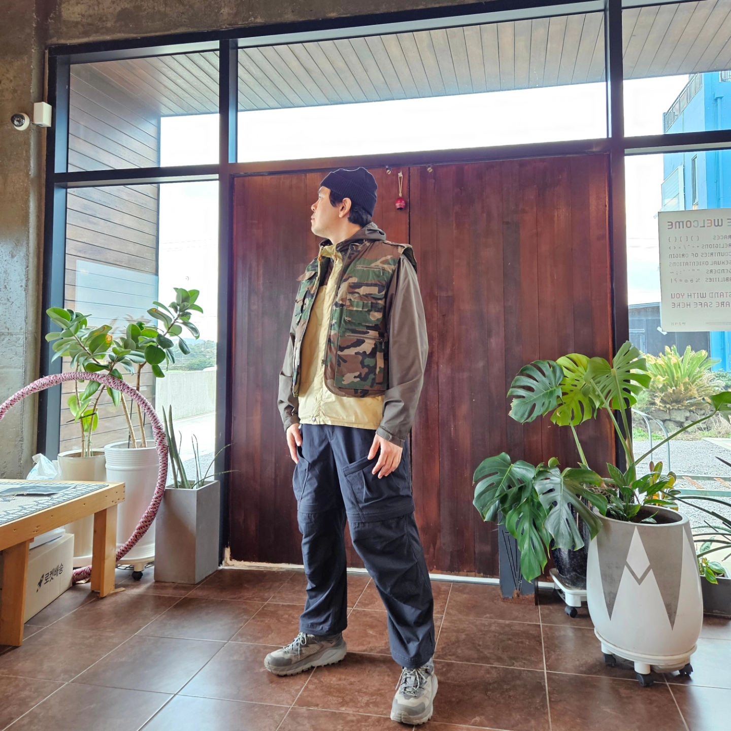 Hoka Kaha Low Gore-Tex Green Sheen, Nike ACG Smith Summit Cargo Pants Black - Asia 착용 스타일 - 2