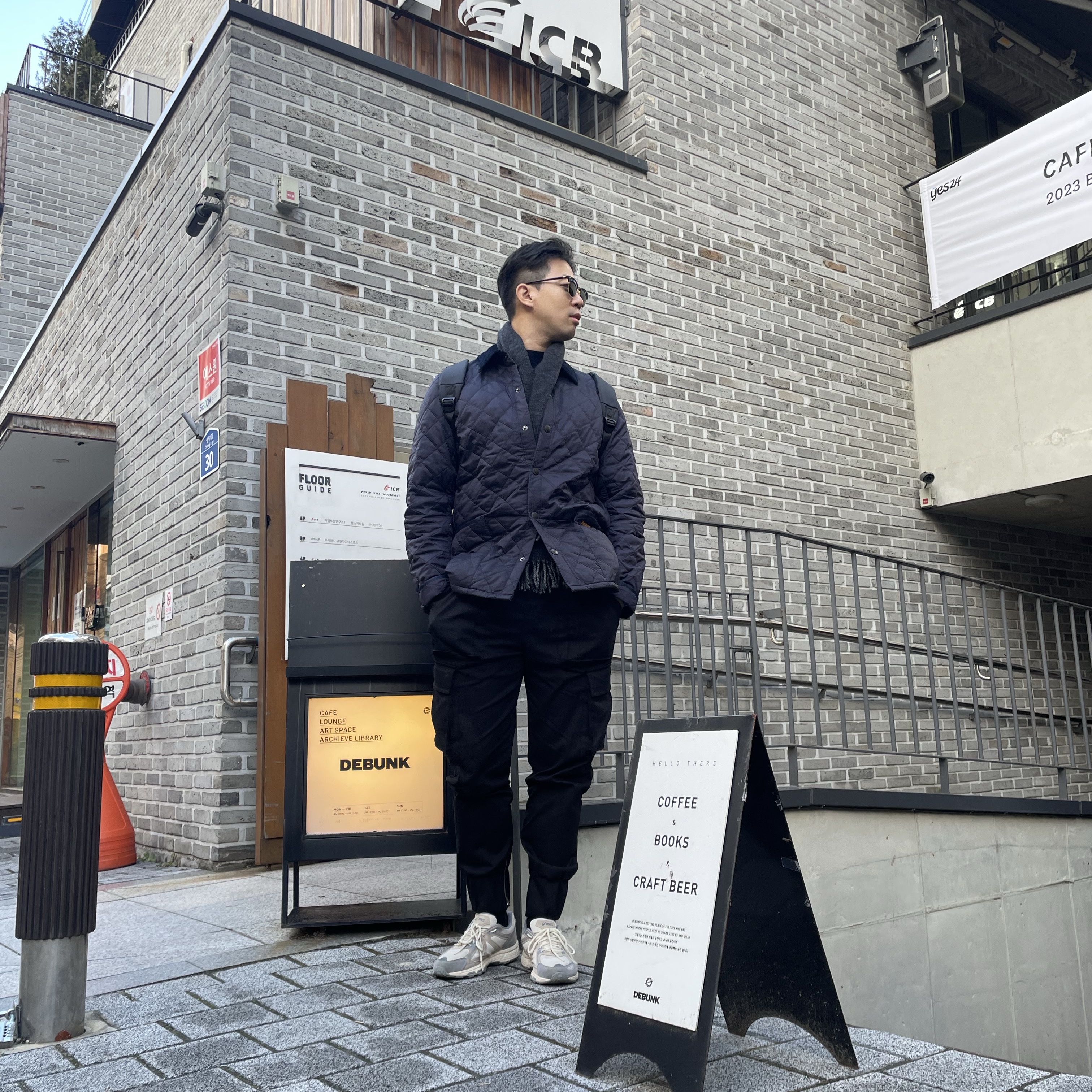 Barbour Heritage Liddesdale Quilted Jacket Navy 착용 스타일 - 2