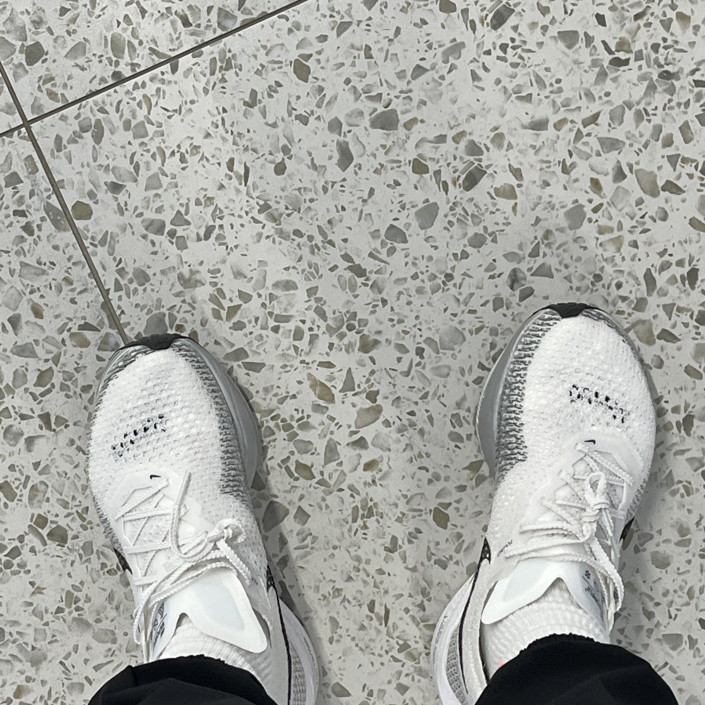 (W) Nike ZoomX Vaporfly Next% 3 White Particle Grey 착용 스타일 - 2