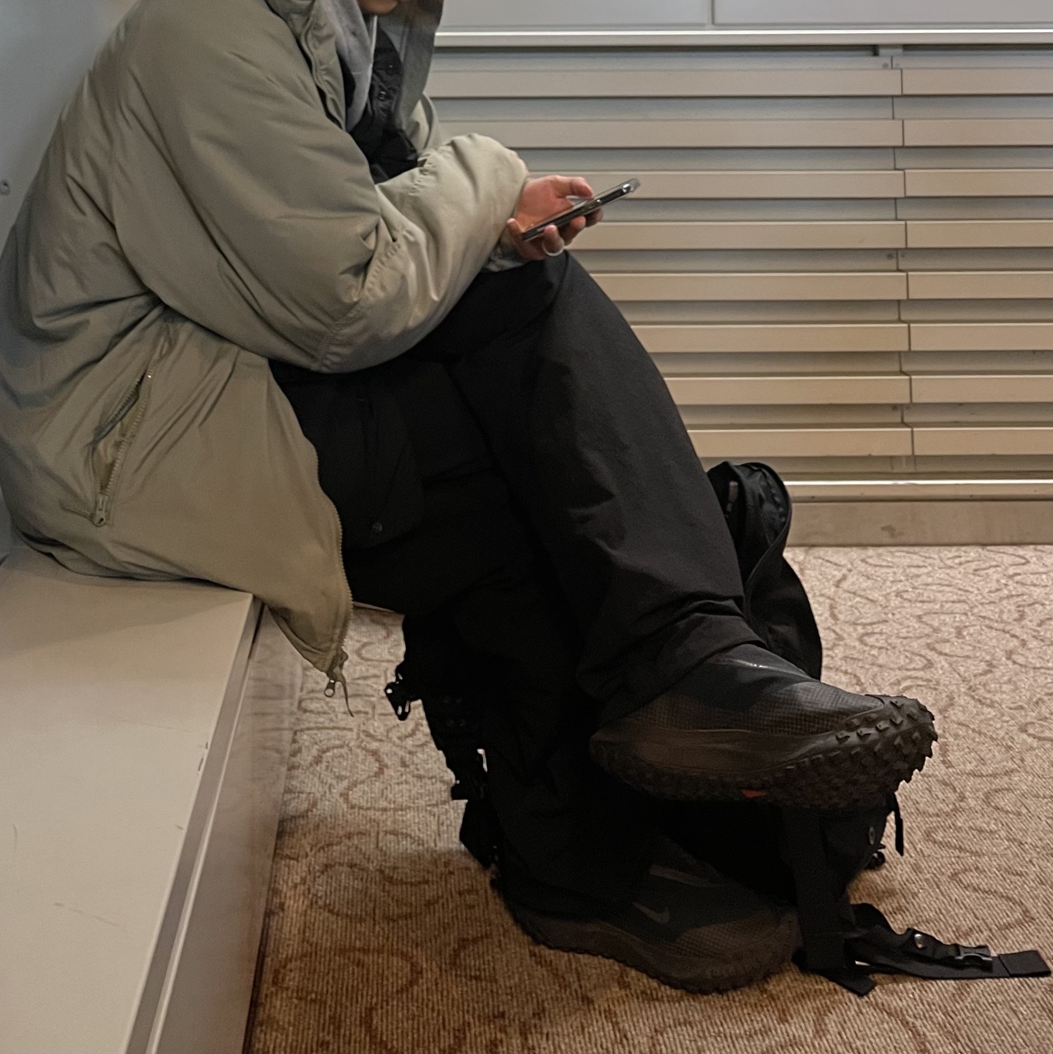 Nike ACG Mountain Fly Gore-Tex Black and Dark Grey 착용 스타일