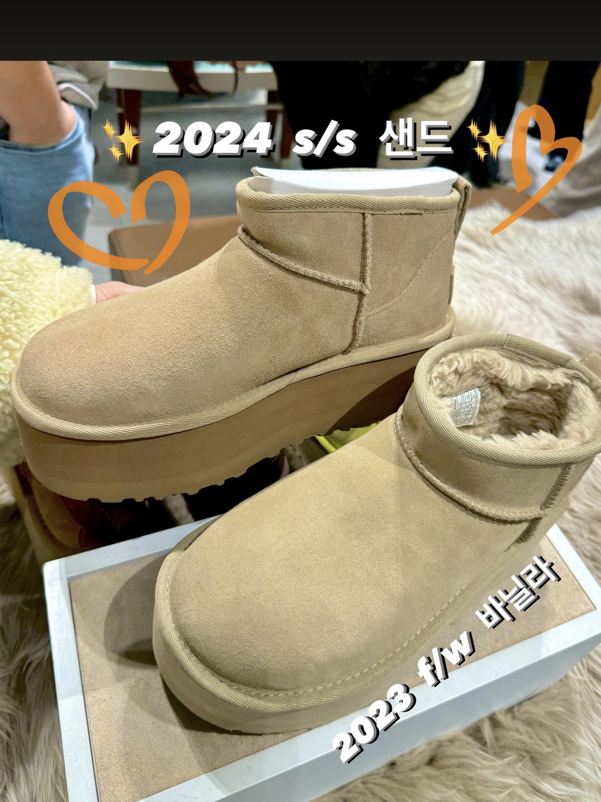 Emis Velvet Circular Bag Green, (W) UGG Classic Ultra Mini Platform Sand 착용 스타일 - 8