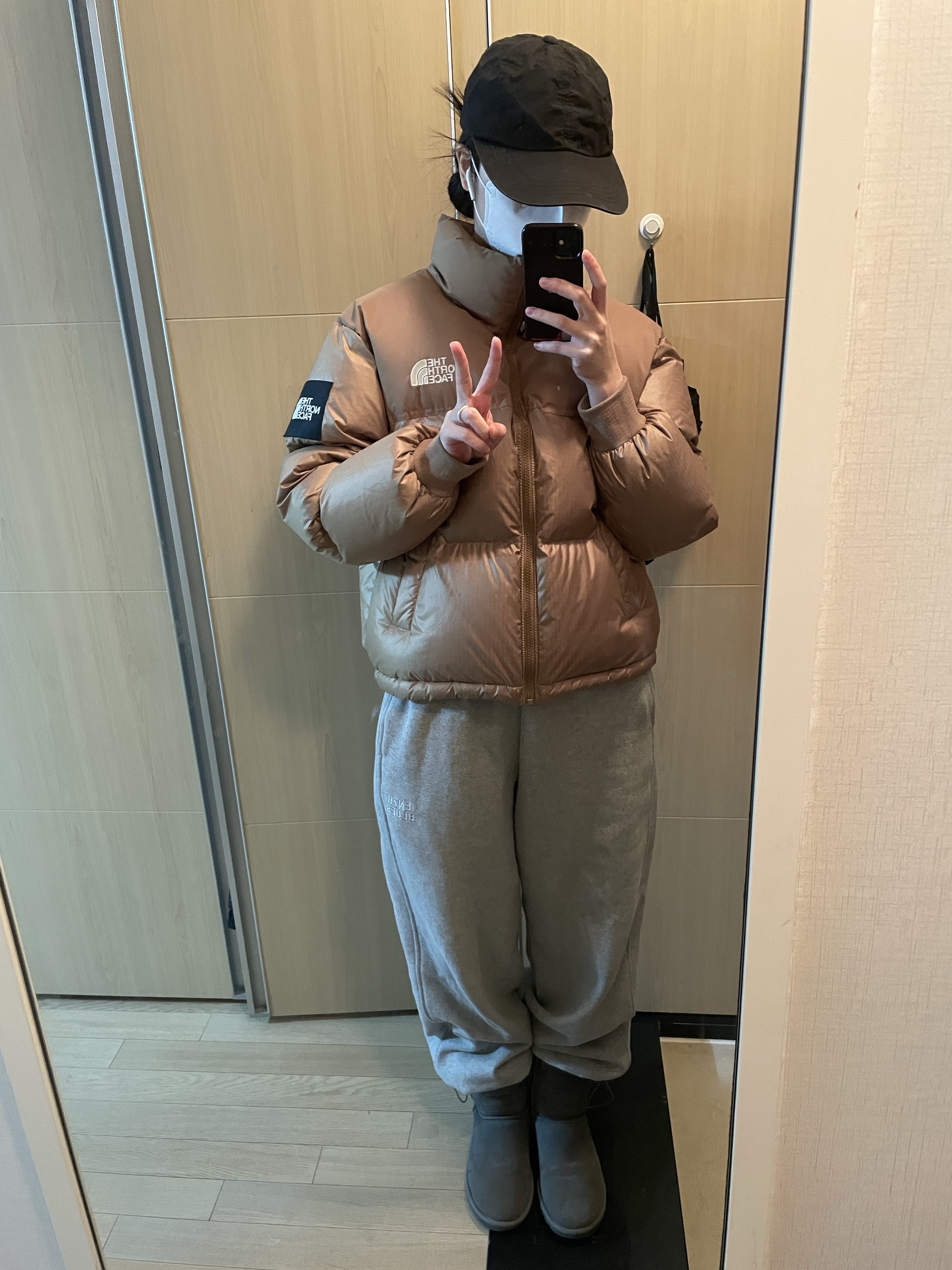 (W) The North Face White Label Novelty Nuptse Down Jacket Beige Brown, (W) UGG Classic Short II Boots Grey 착용 스타일