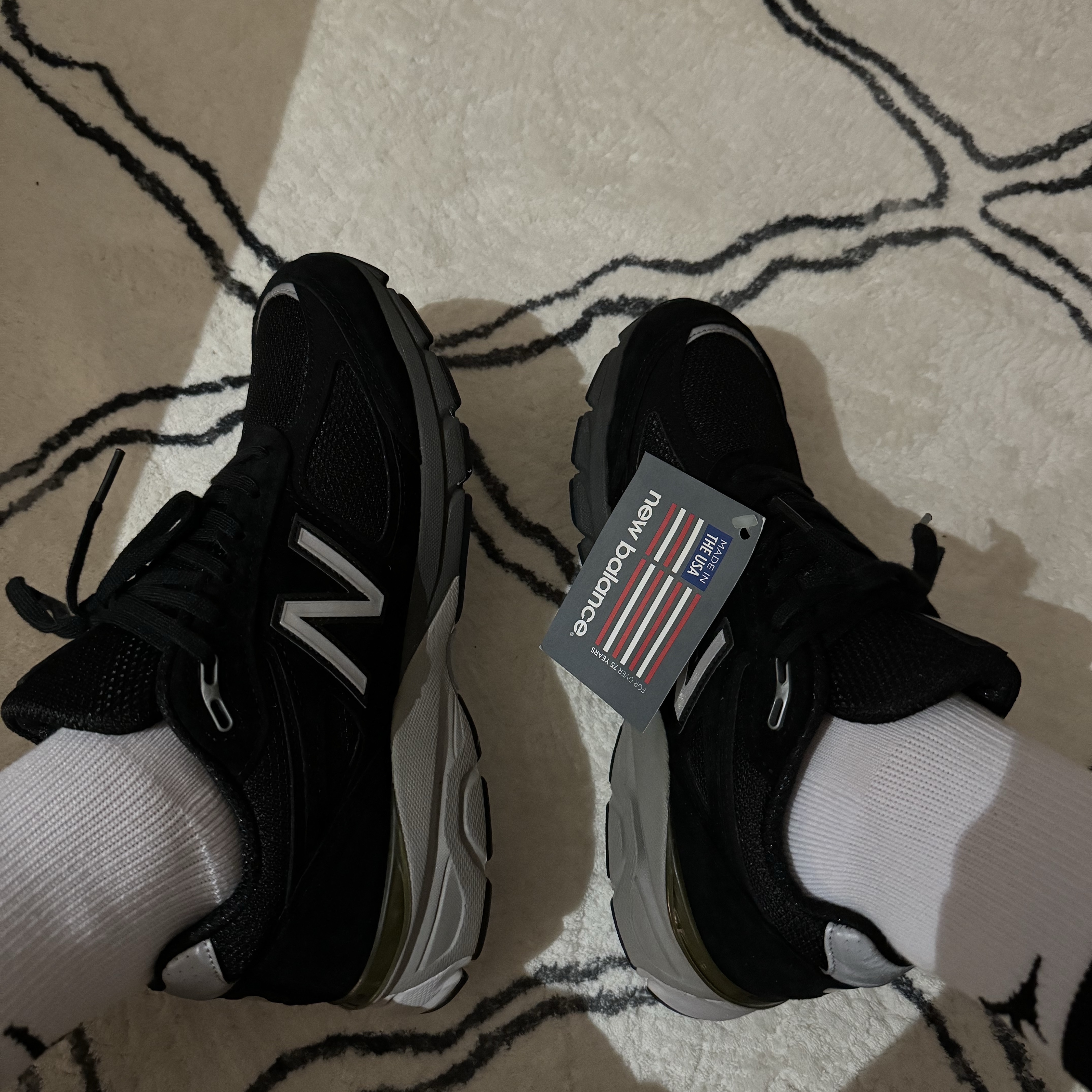 (W) New Balance 990v4 Made in USA Black Silver - B Standard 착용 스타일 - 2