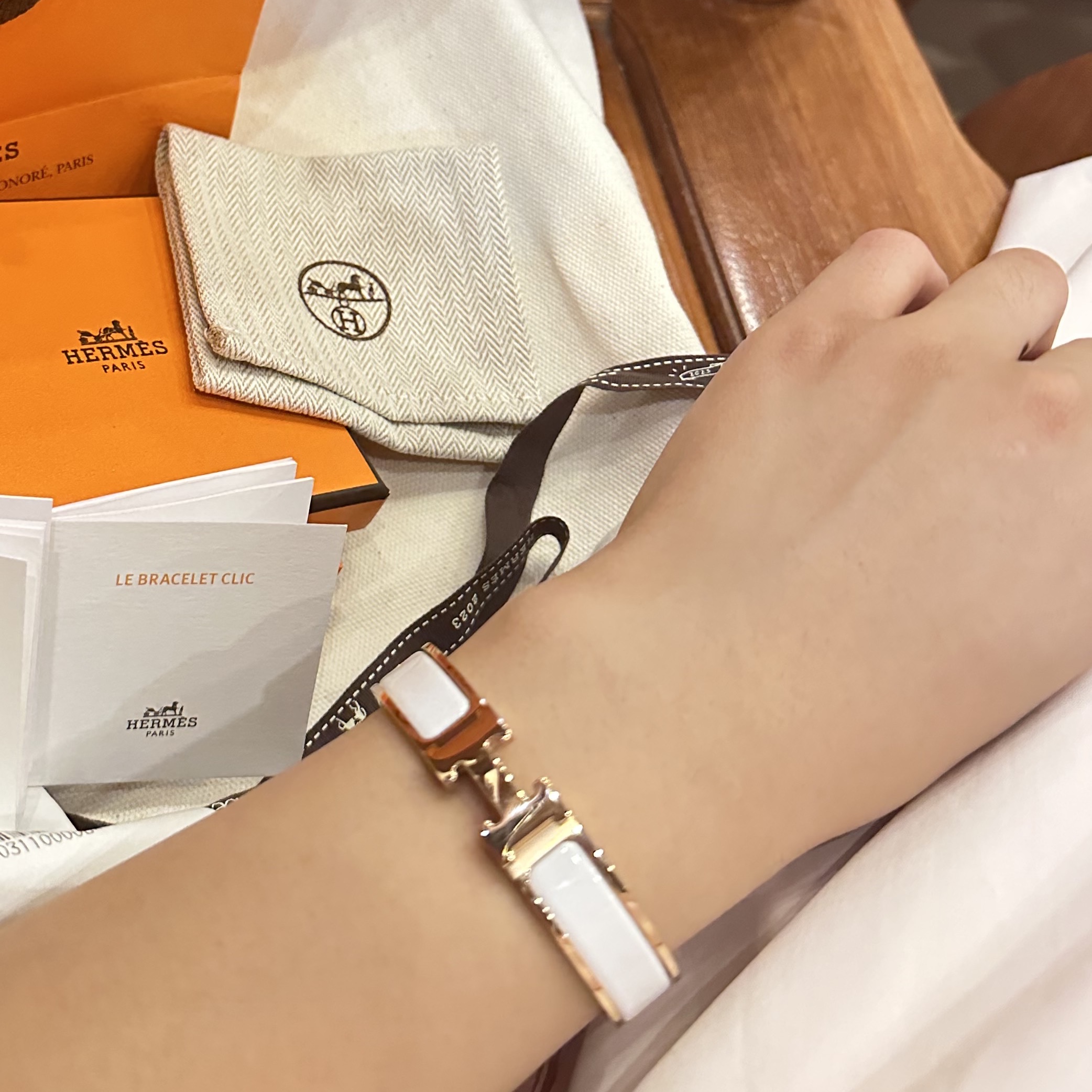 (W) Hermes Clic H Bracelet Rose Gold & Blanc 착용 스타일 - 3