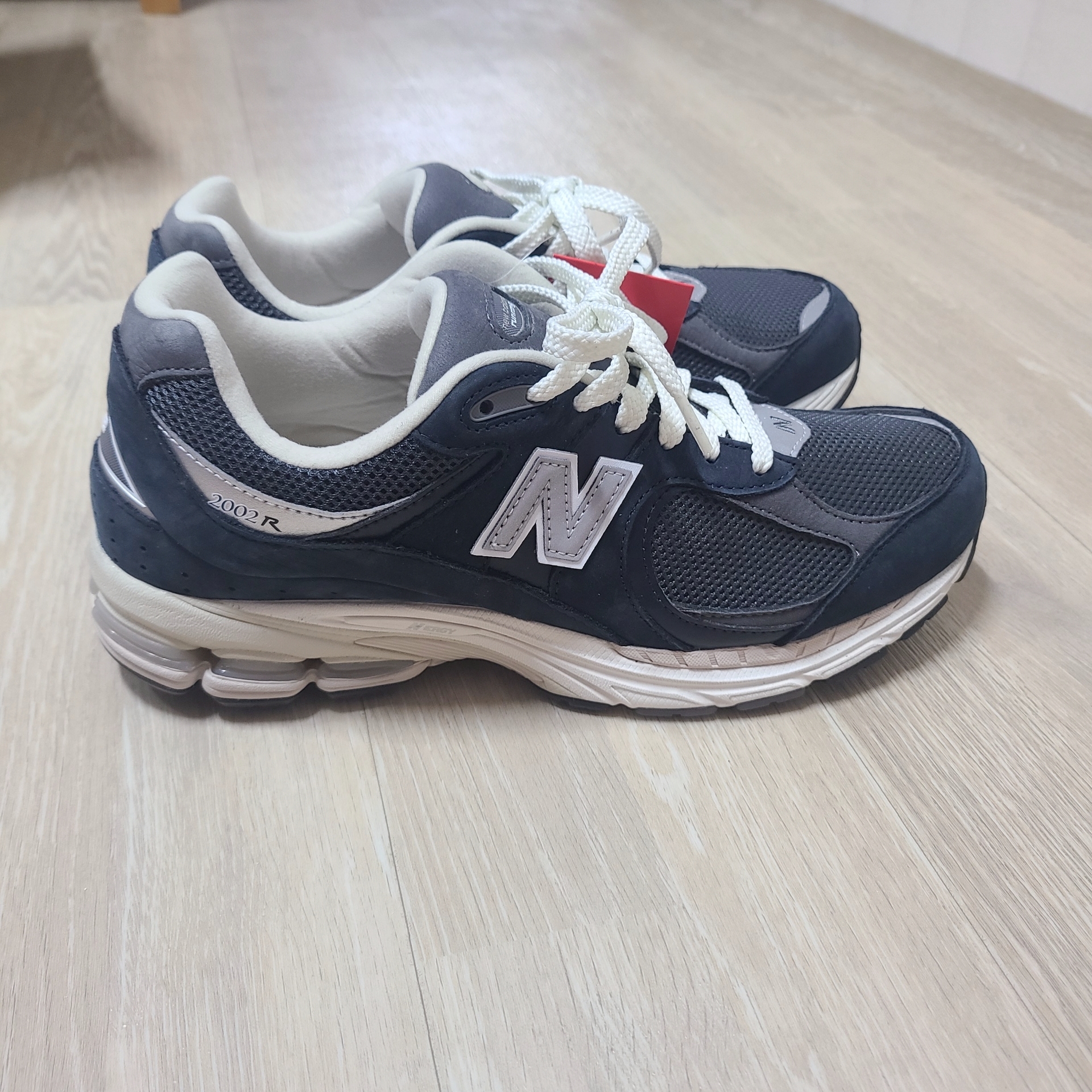 New Balance 2002R Premium Vintage Navy Grey 착용 스타일 - 1