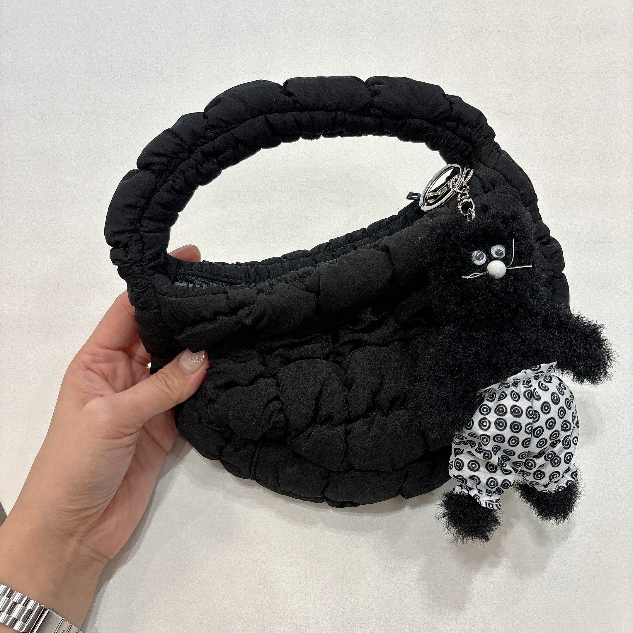 Monamhee x 10 Corso Como Bianco Keyring Black 착용 스타일 - 2