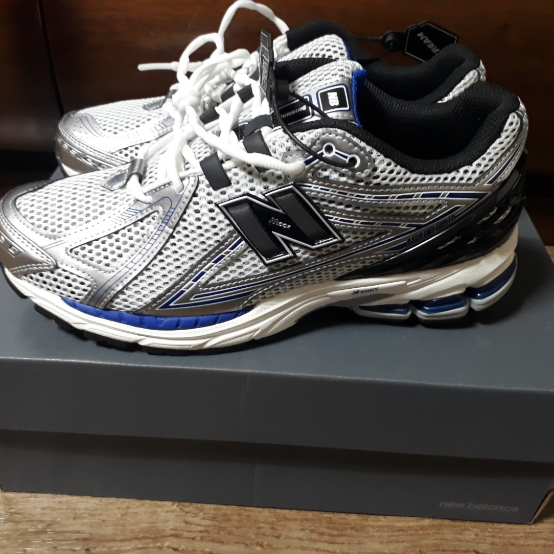 New Balance 1906R Silver Metallic 착용 스타일