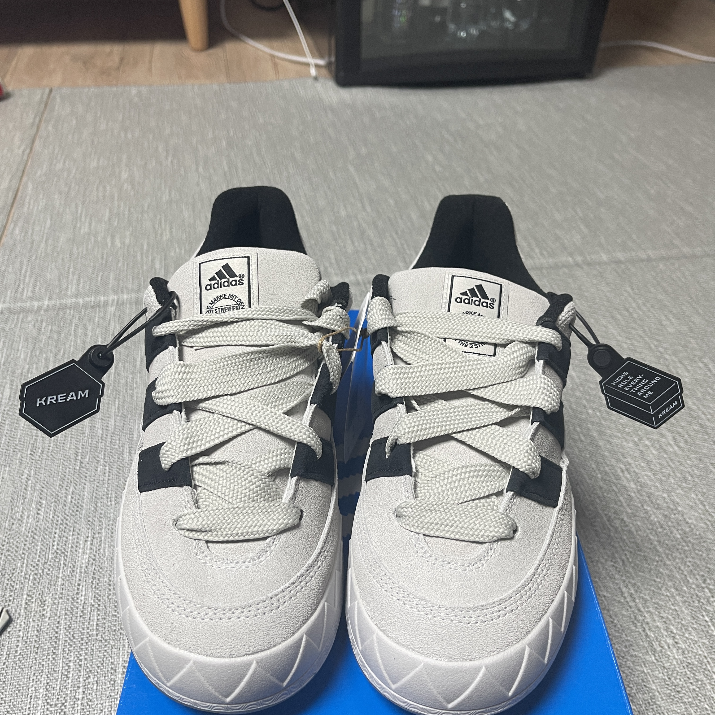 Adidas Adimatic Grey One 착용 스타일 - 2