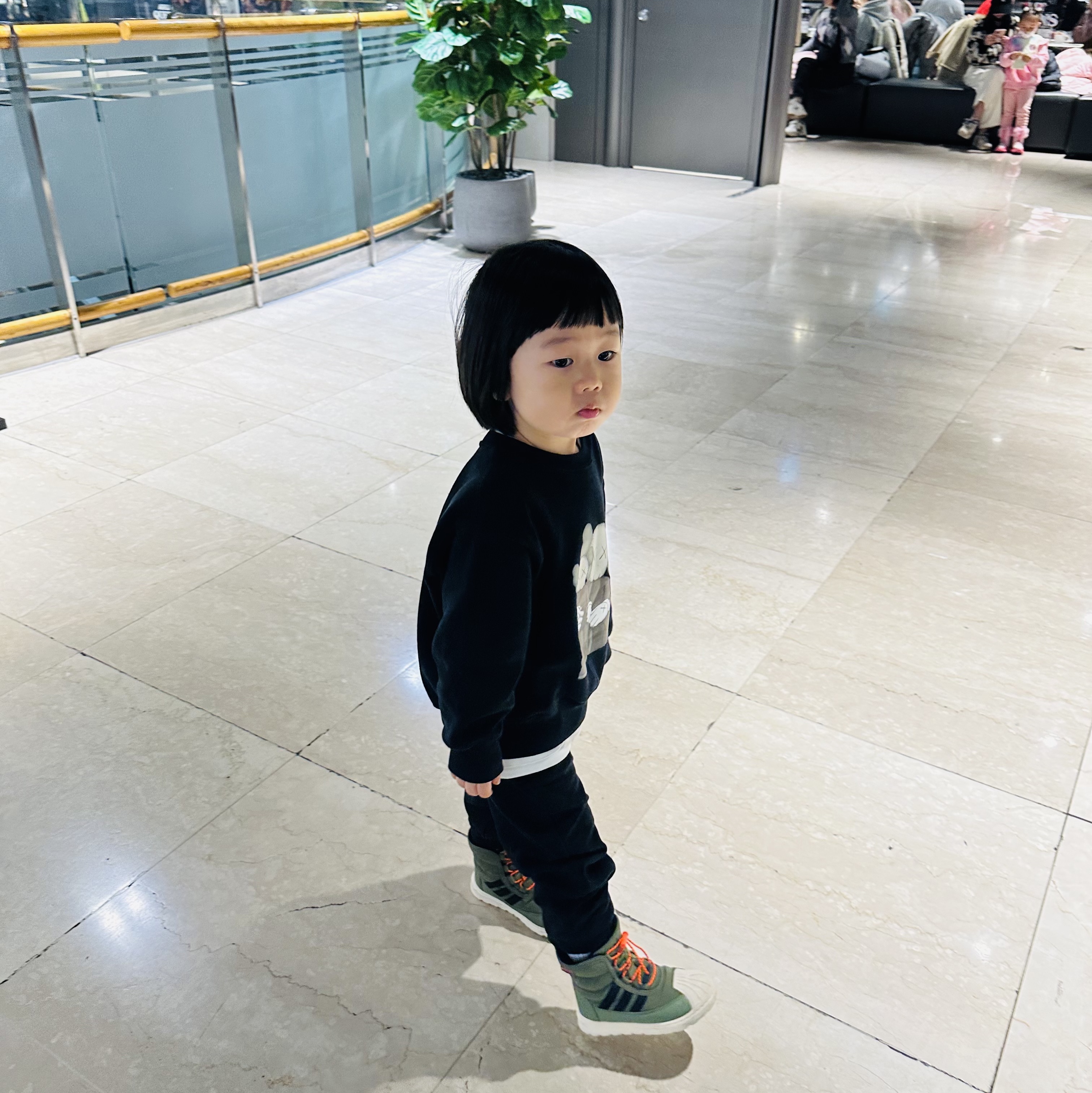 Uniqlo UT x Kaws Long Sleeve Sweatshirt Black 착용 스타일 - 3