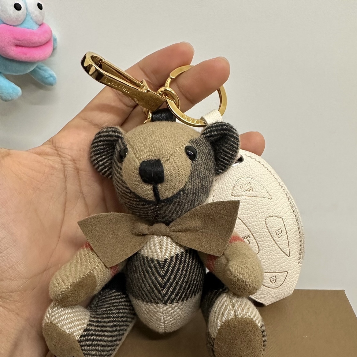 Burberry Bow Tie Thomas Bear Charm Archive Beige 착용 스타일