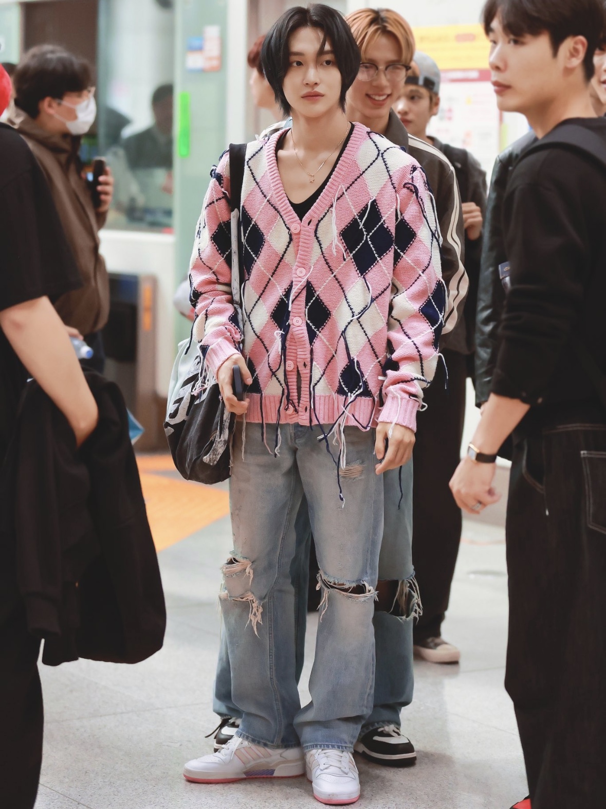 Adidas x Lil Dre Forum 84 Mid ADV Cloud White Bliss Pink, Kapital 14 oz. Denim Bone Print Book Bag Black 착용 스타일 - 1