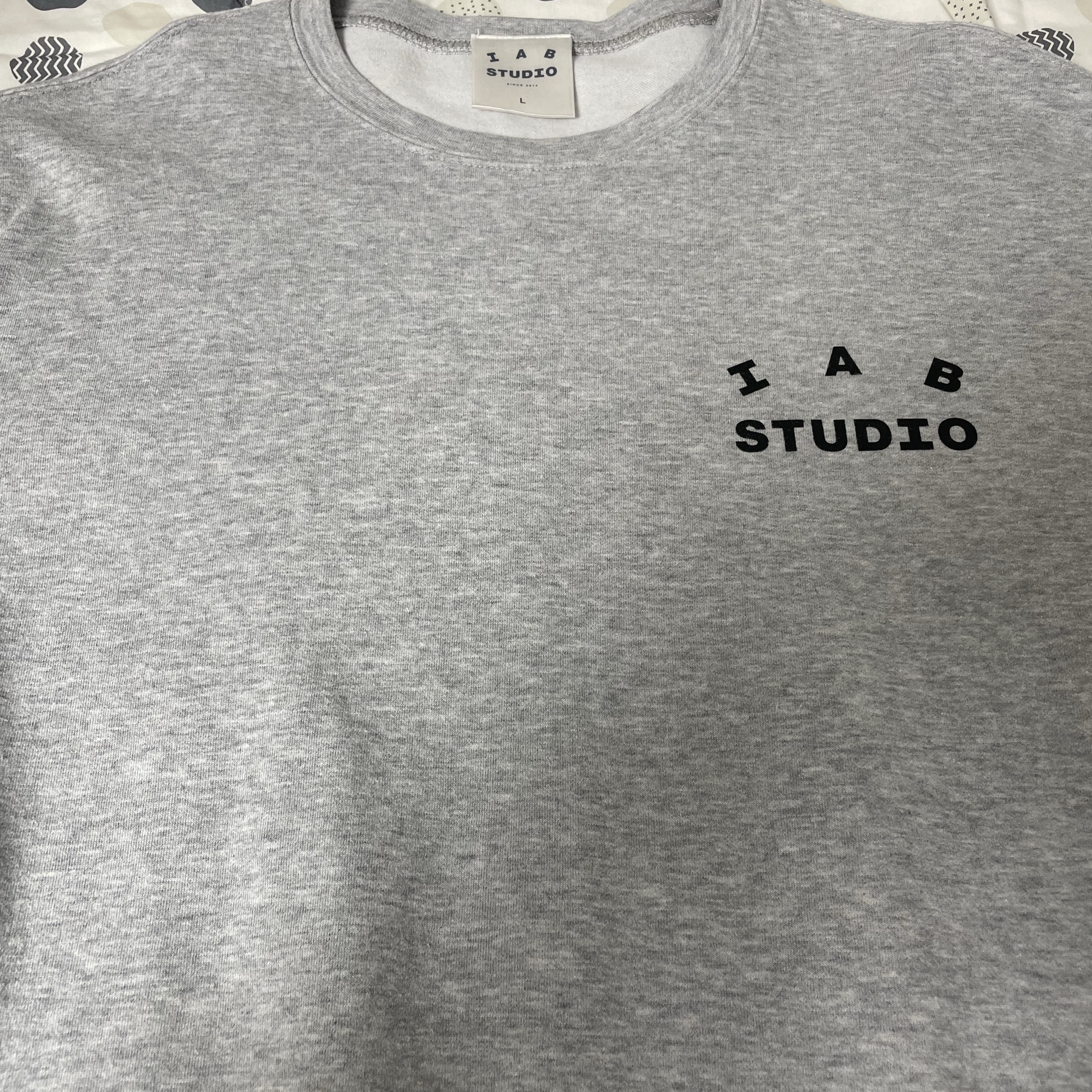 IAB Studio Long Sleeve Gray 착용 스타일