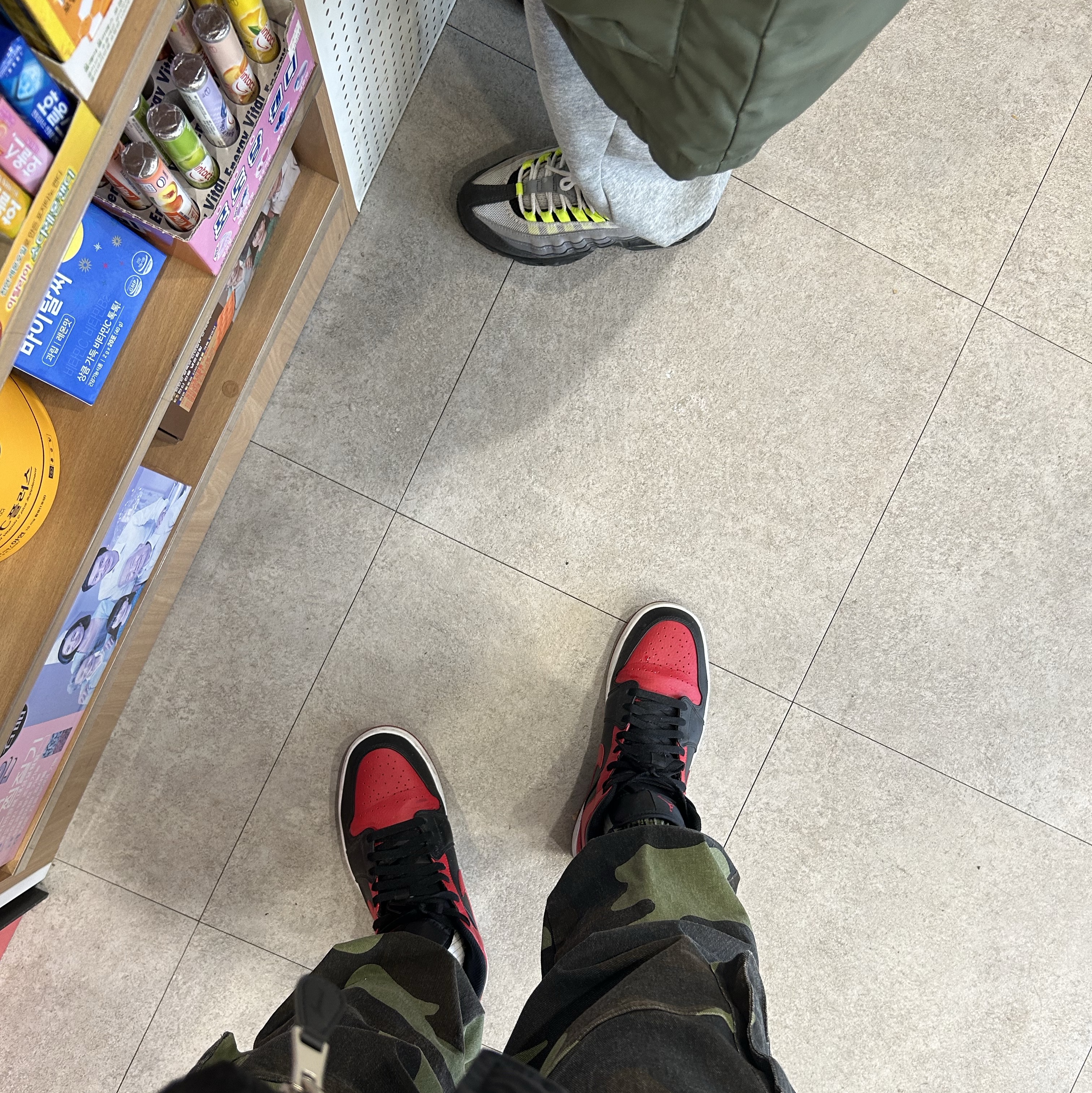 Jordan 1 Mid Black Fire Red, Nike x Denham Air Max 95 Volt 착용 스타일