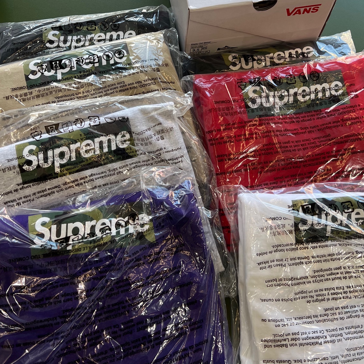 Supreme Box Logo T-Shirt Khaki - 23FW, Supreme Box Logo T-Shirt Black - 23FW 착용 스타일