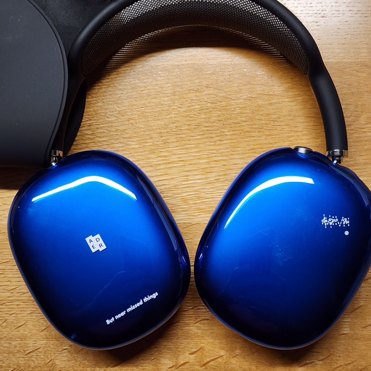 Ader Error TRS Airpods Max Case Z-Blue 착용 스타일