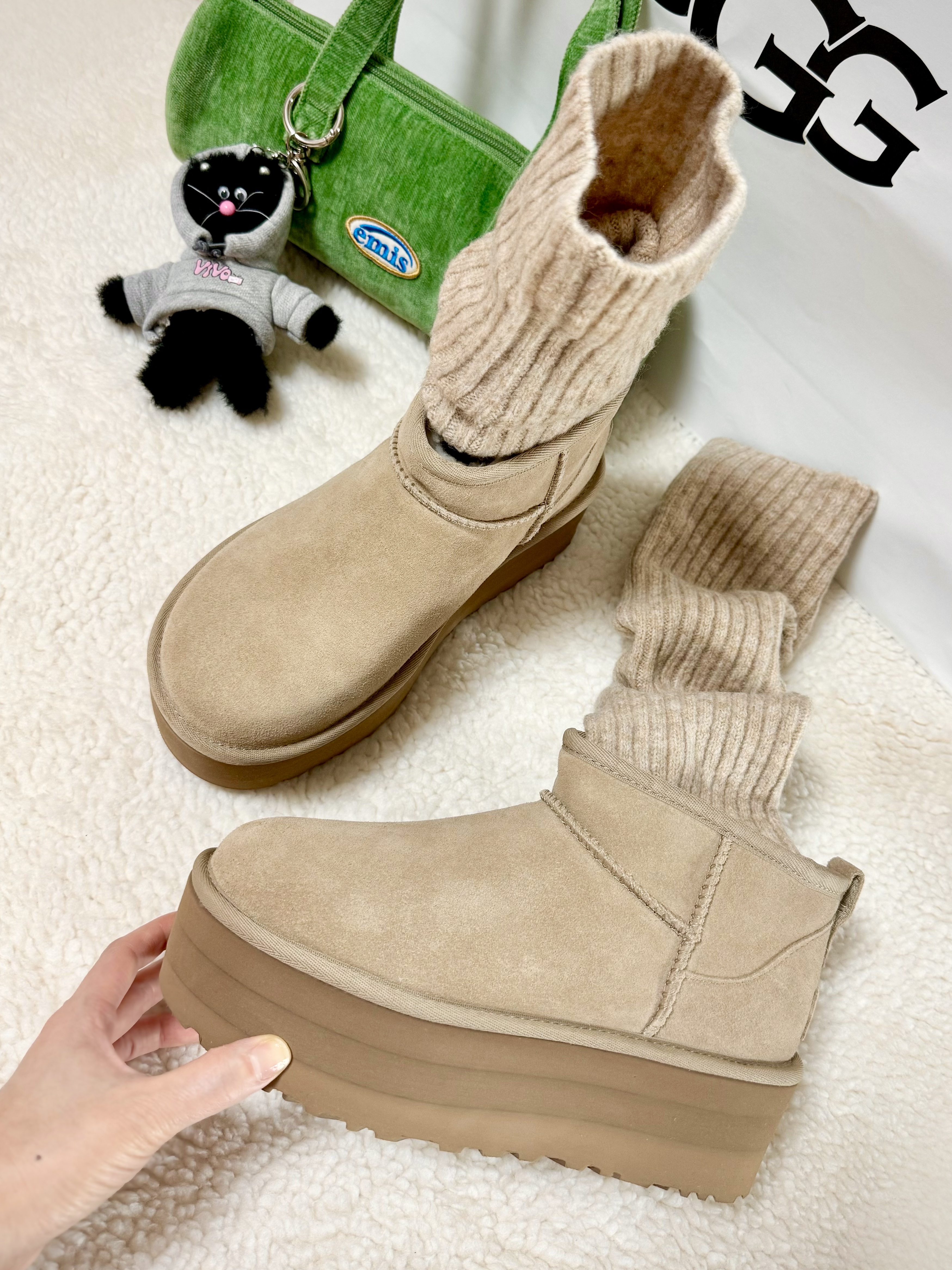Emis Velvet Circular Bag Green, (W) UGG Classic Ultra Mini Platform Sand 착용 스타일 - 5