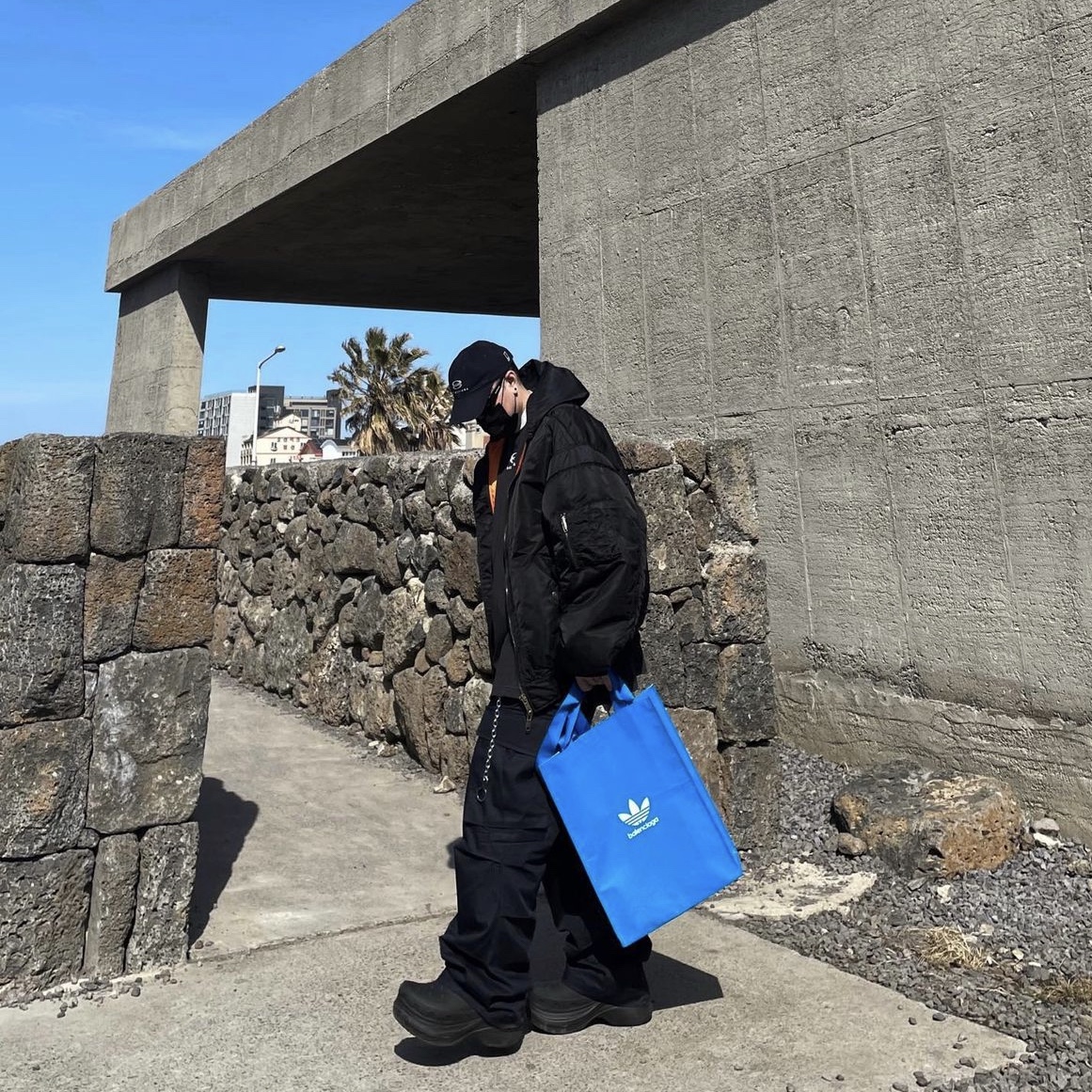 Project G/R Reworked Hooded Bomber Jacket Black 착용 스타일