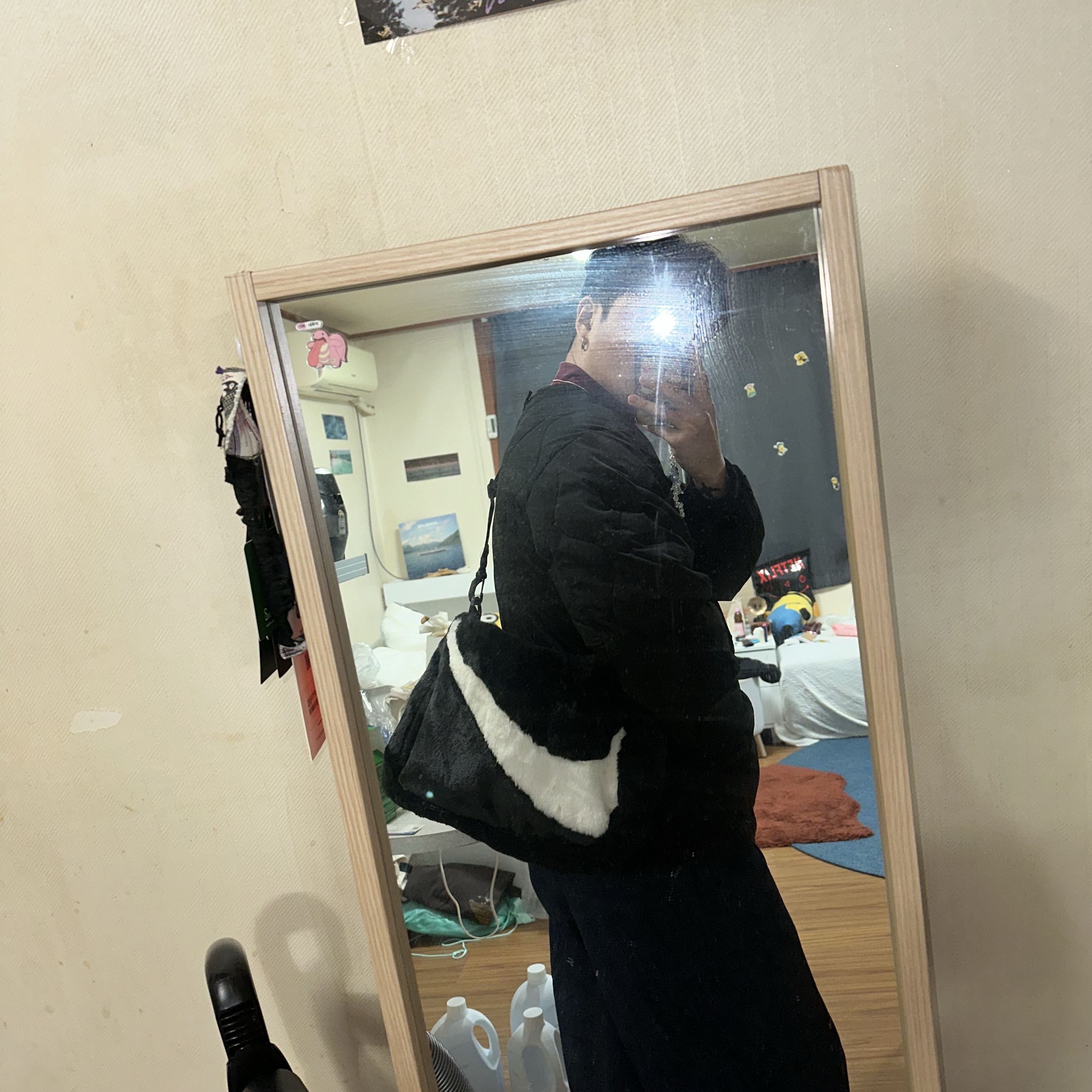 Nike NSW Faux Fur Tote Bag Black 착용 스타일
