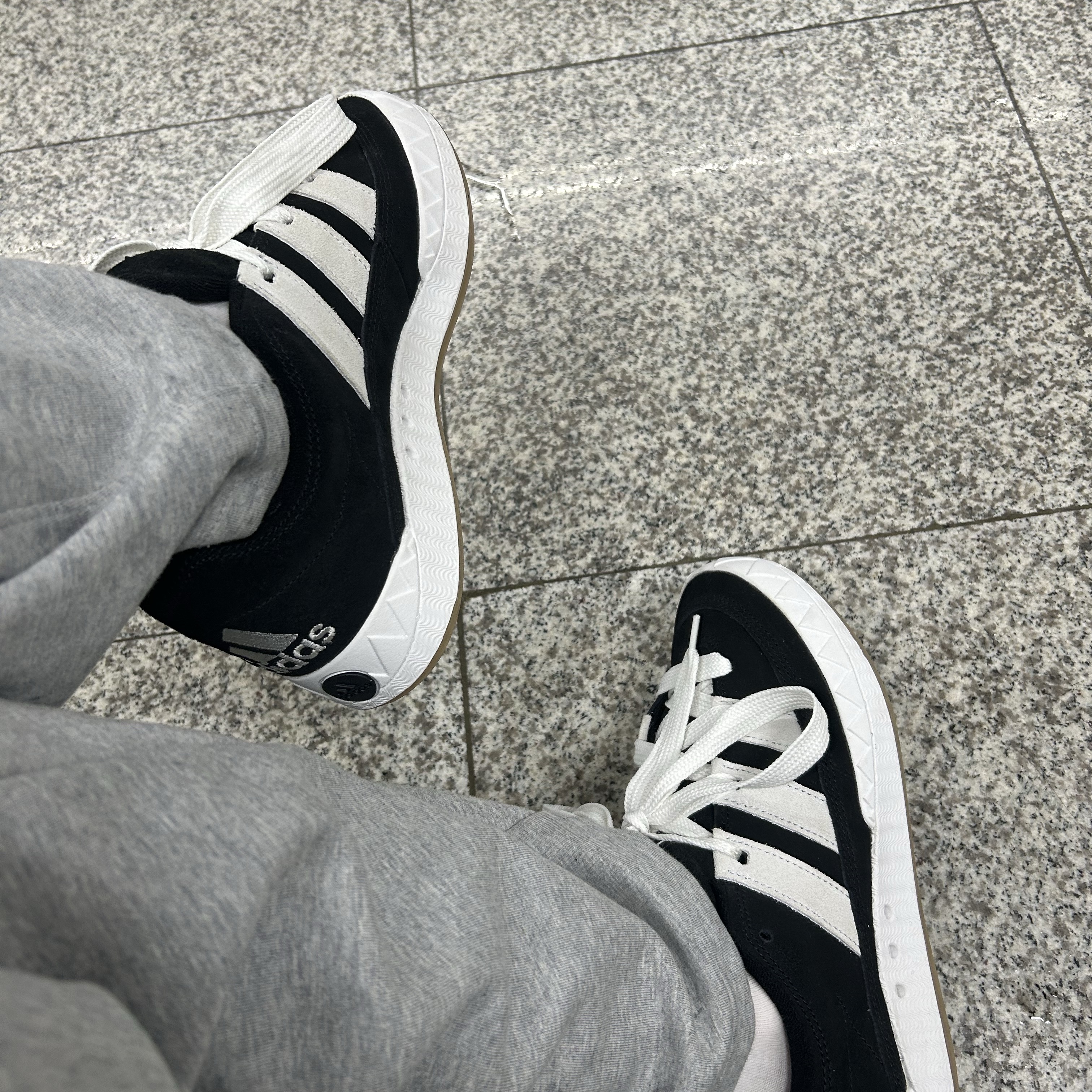 Adidas Adimatic Core Black 착용 스타일