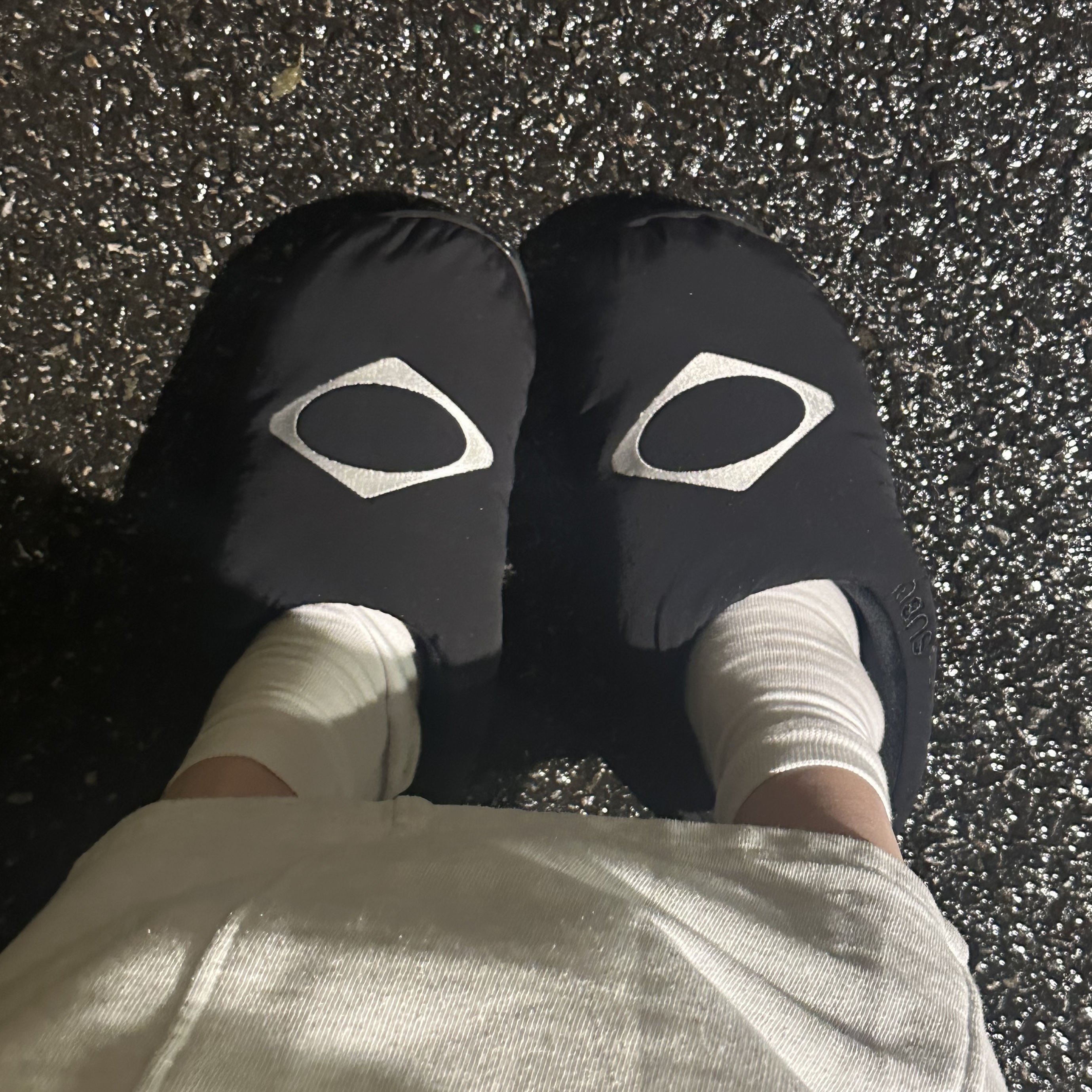 Mischief x Subu Puffer Slipper Black 착용 스타일